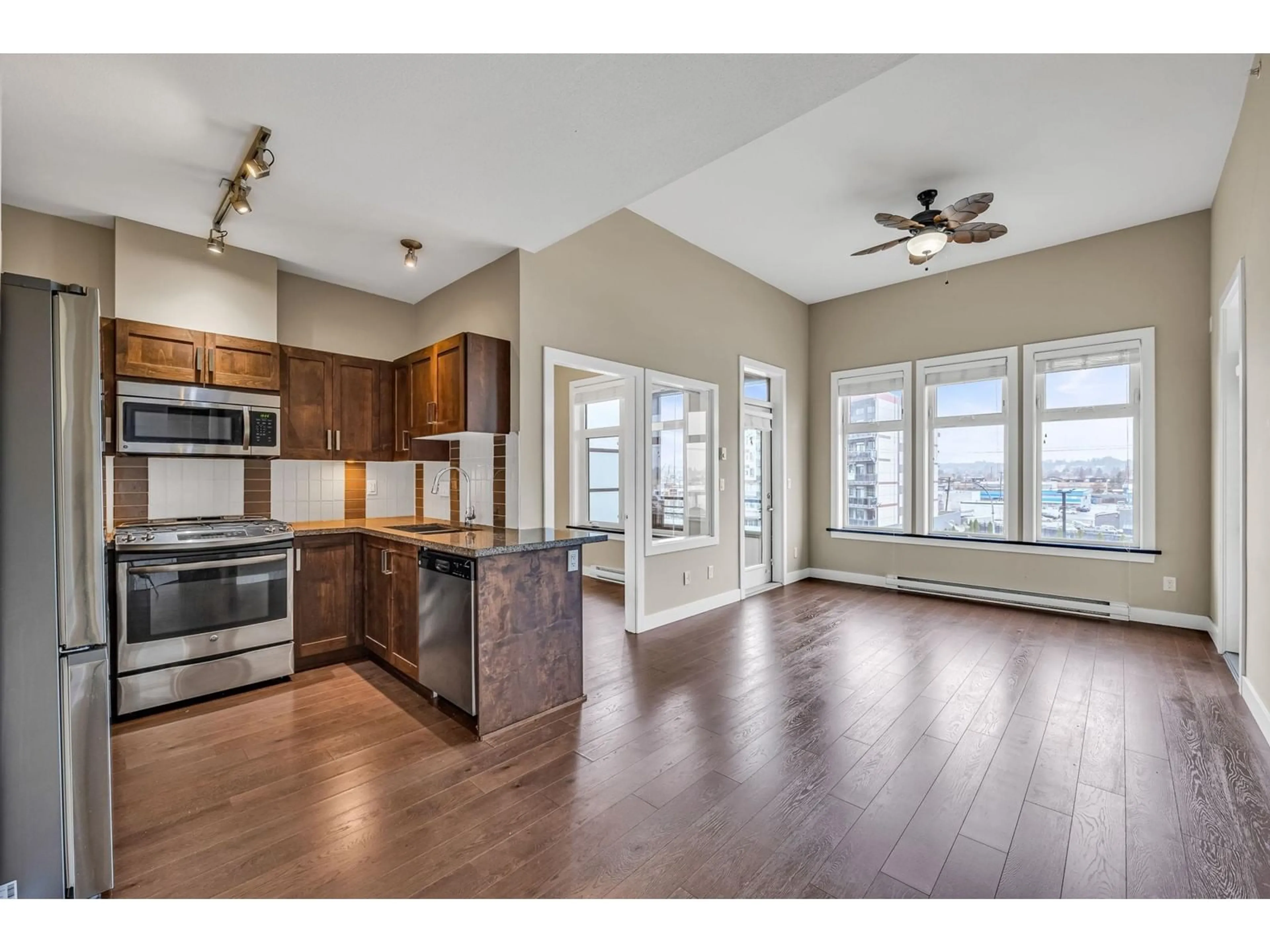 Open concept kitchen, wood/laminate floor for 20078 FRASER, Langley British Columbia V3A0J2