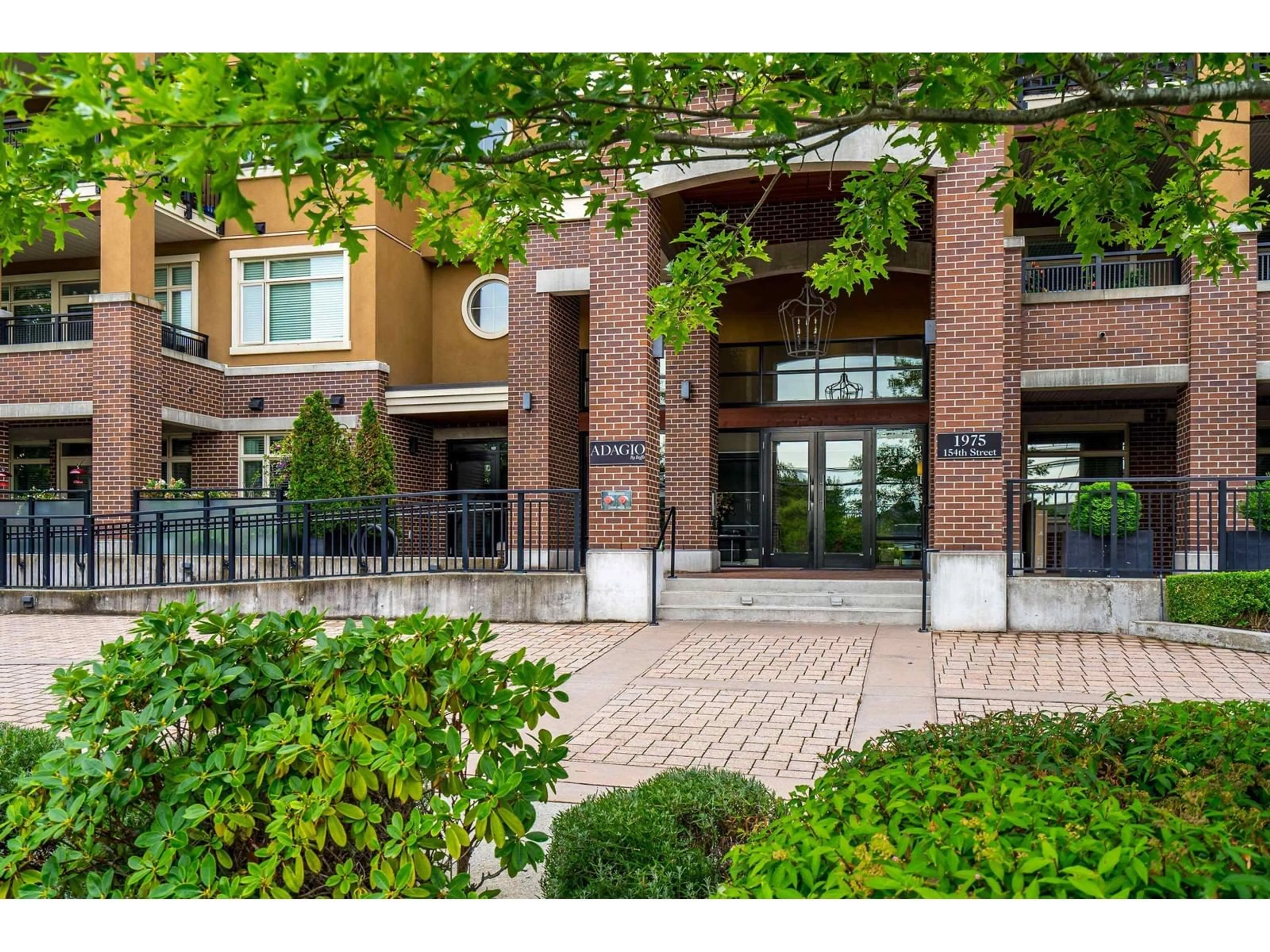 Indoor foyer for 208 - 1975 154, Surrey British Columbia V4A4S2