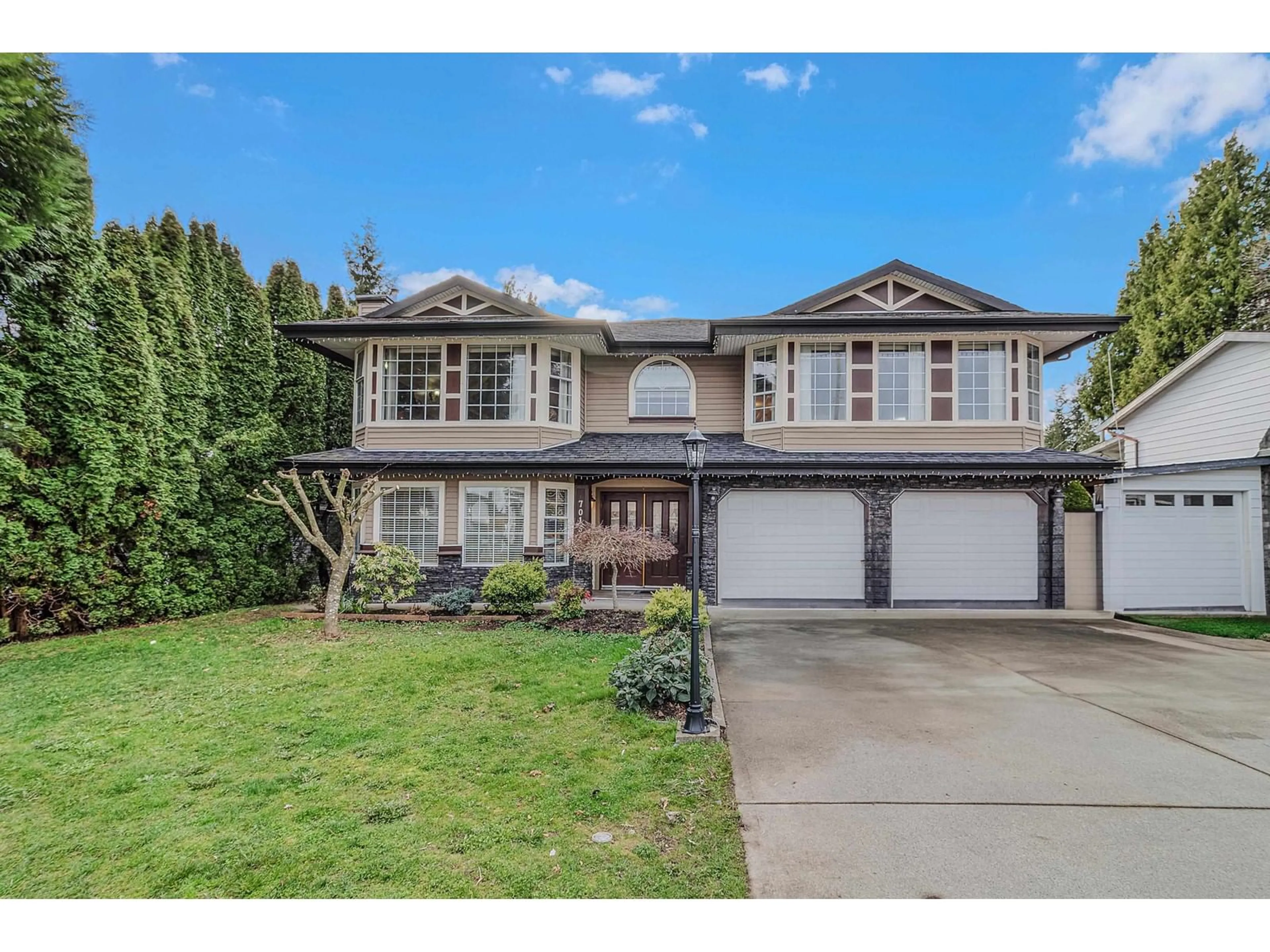 Home with vinyl exterior material, street for 7015 142, Surrey British Columbia V3W5N4