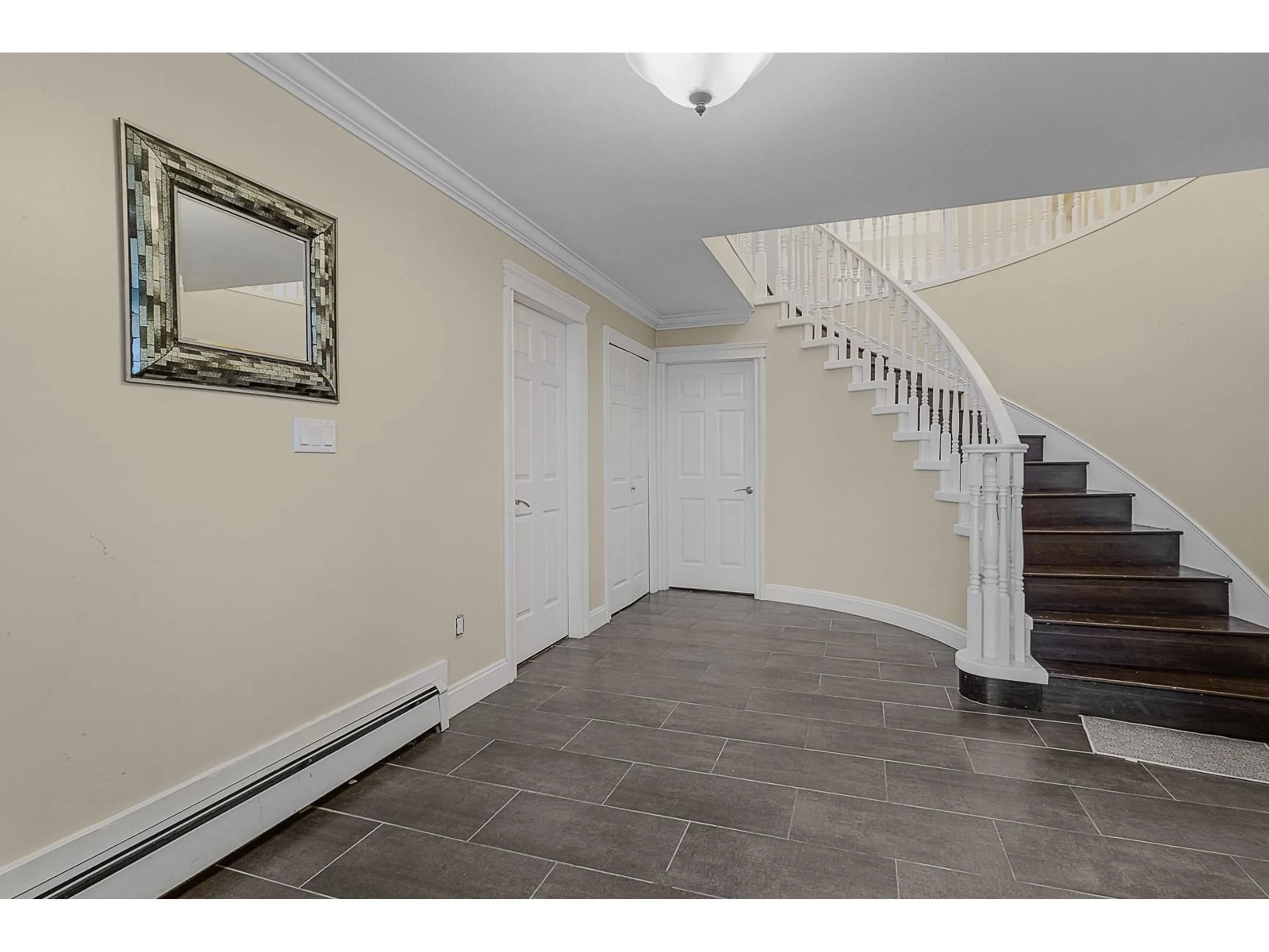 Indoor foyer for 7015 142, Surrey British Columbia V3W5N4