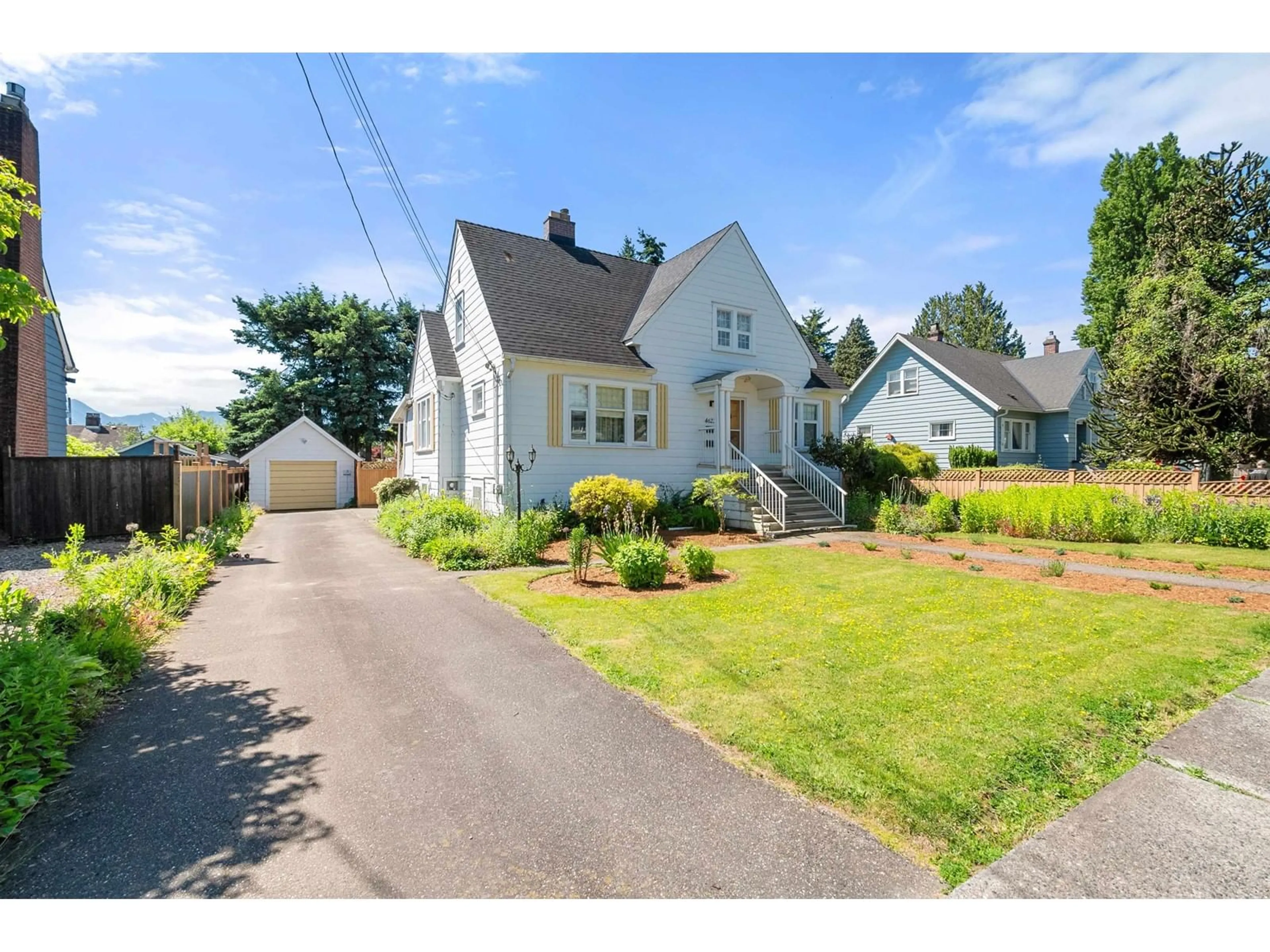 A pic from outside/outdoor area/front of a property/back of a property/a pic from drone, street for 46238 MAPLE AVENUE, Chilliwack British Columbia V2P2J4