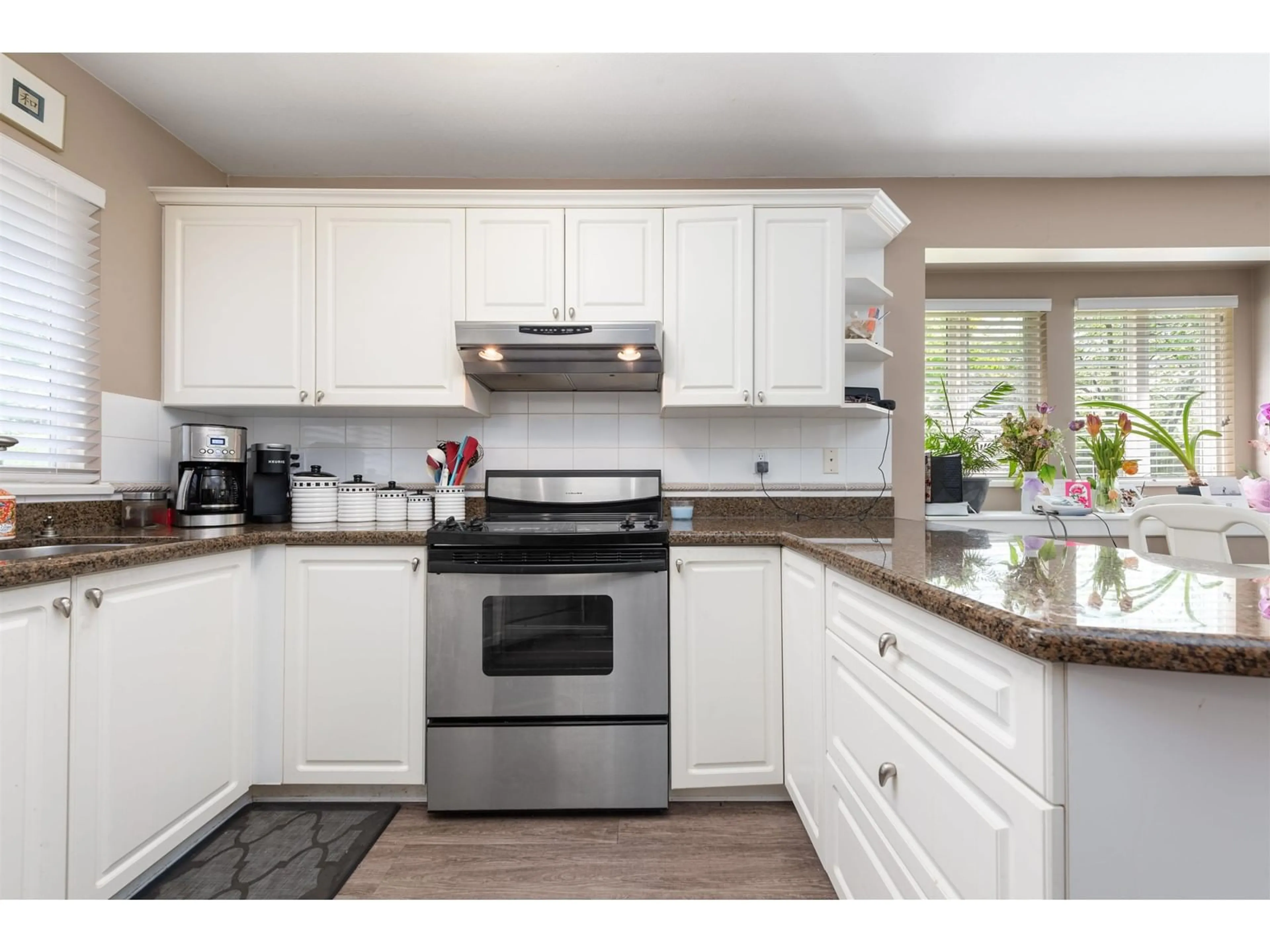 Open concept kitchen, unknown for 8 - 12038 62, Surrey British Columbia V3X3L2