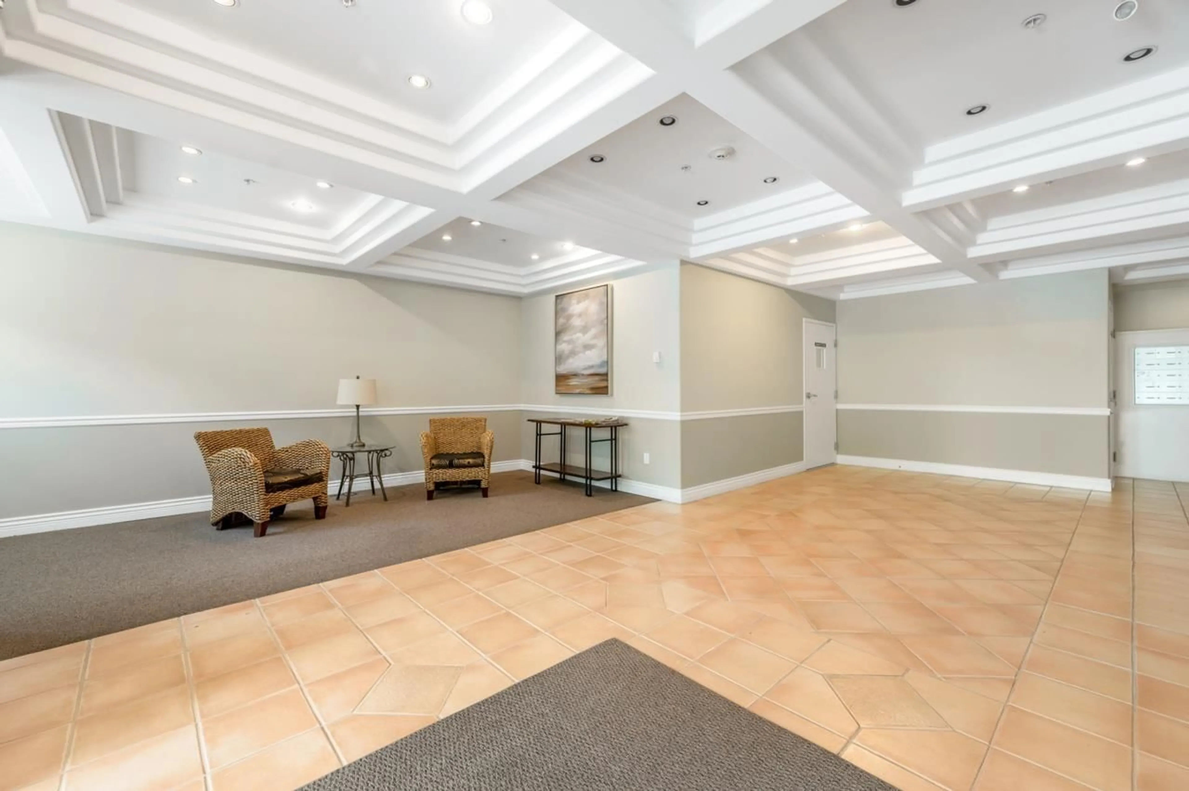 Indoor foyer for 105 - 1630 154, Surrey British Columbia V4A9T3