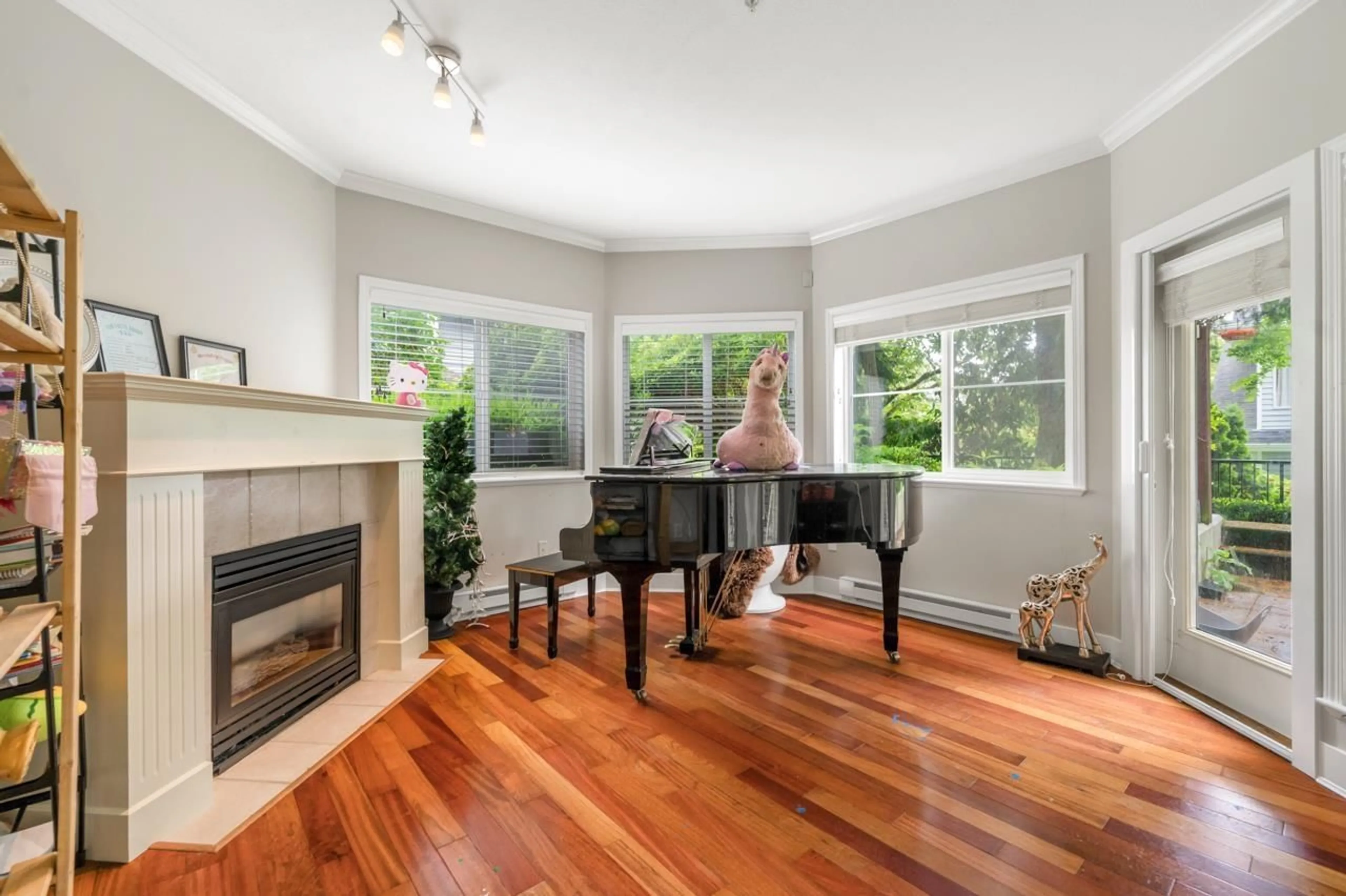 Living room with furniture, wood/laminate floor for 105 - 1630 154, Surrey British Columbia V4A9T3
