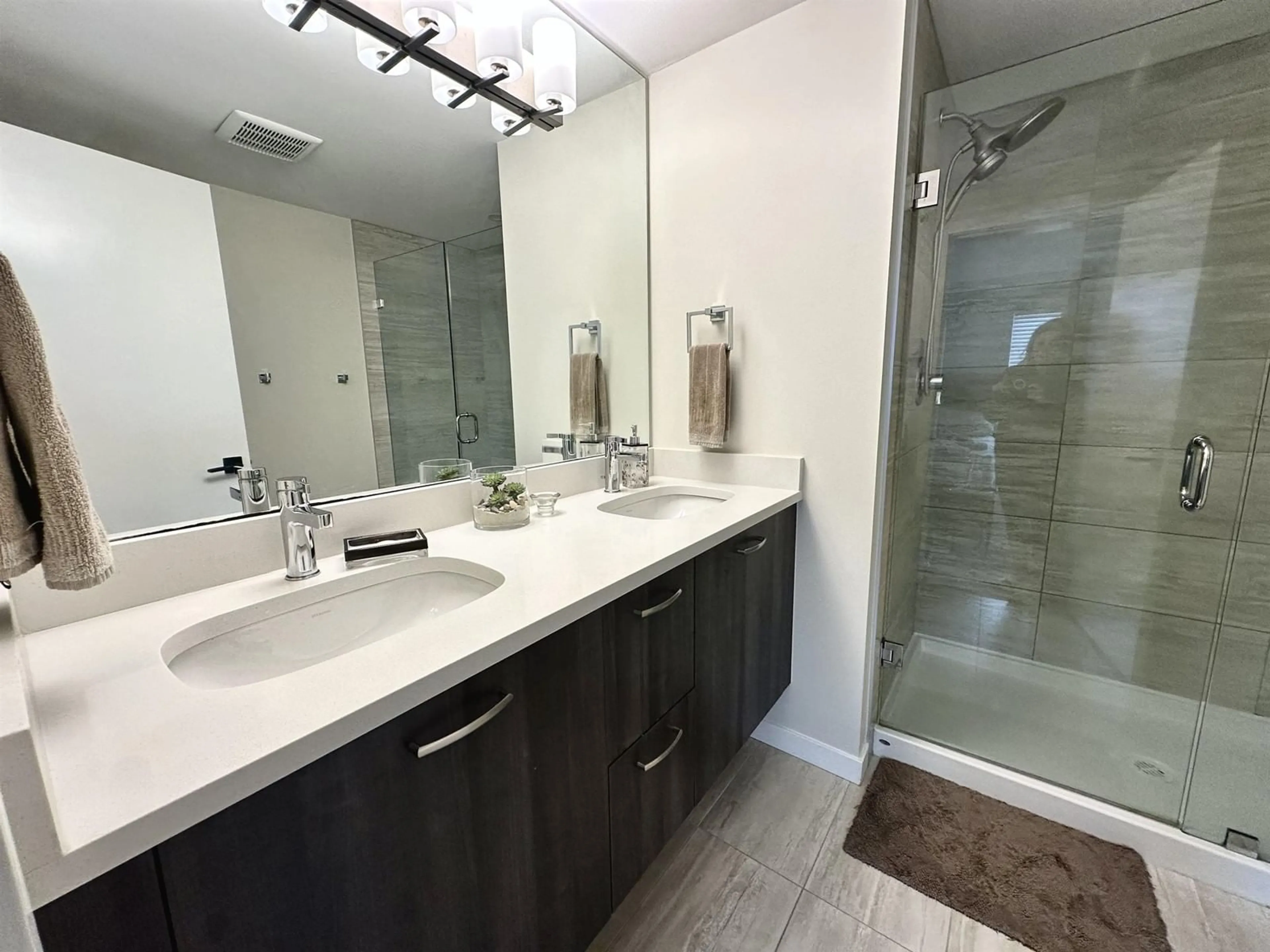 Contemporary bathroom, ceramic/tile floor for 17 - 20087 68, Langley British Columbia V2Y0Y4