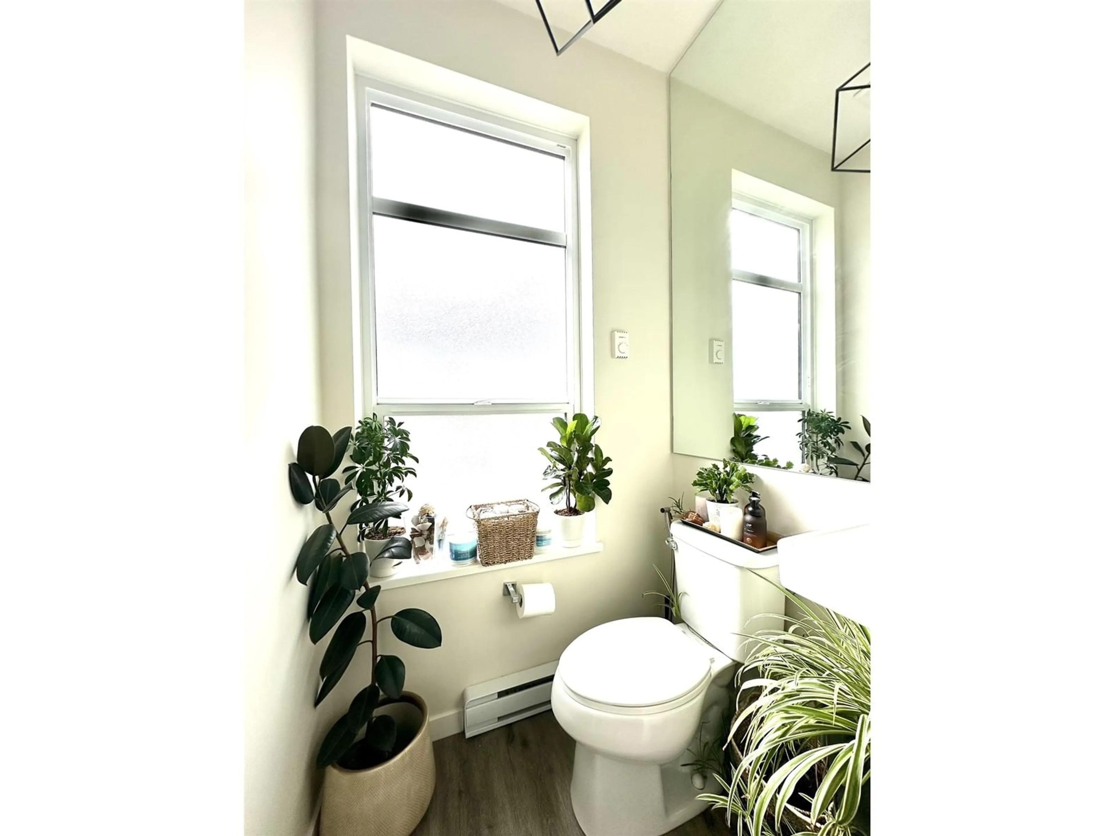 Contemporary bathroom, ceramic/tile floor for 17 - 20087 68, Langley British Columbia V2Y0Y4