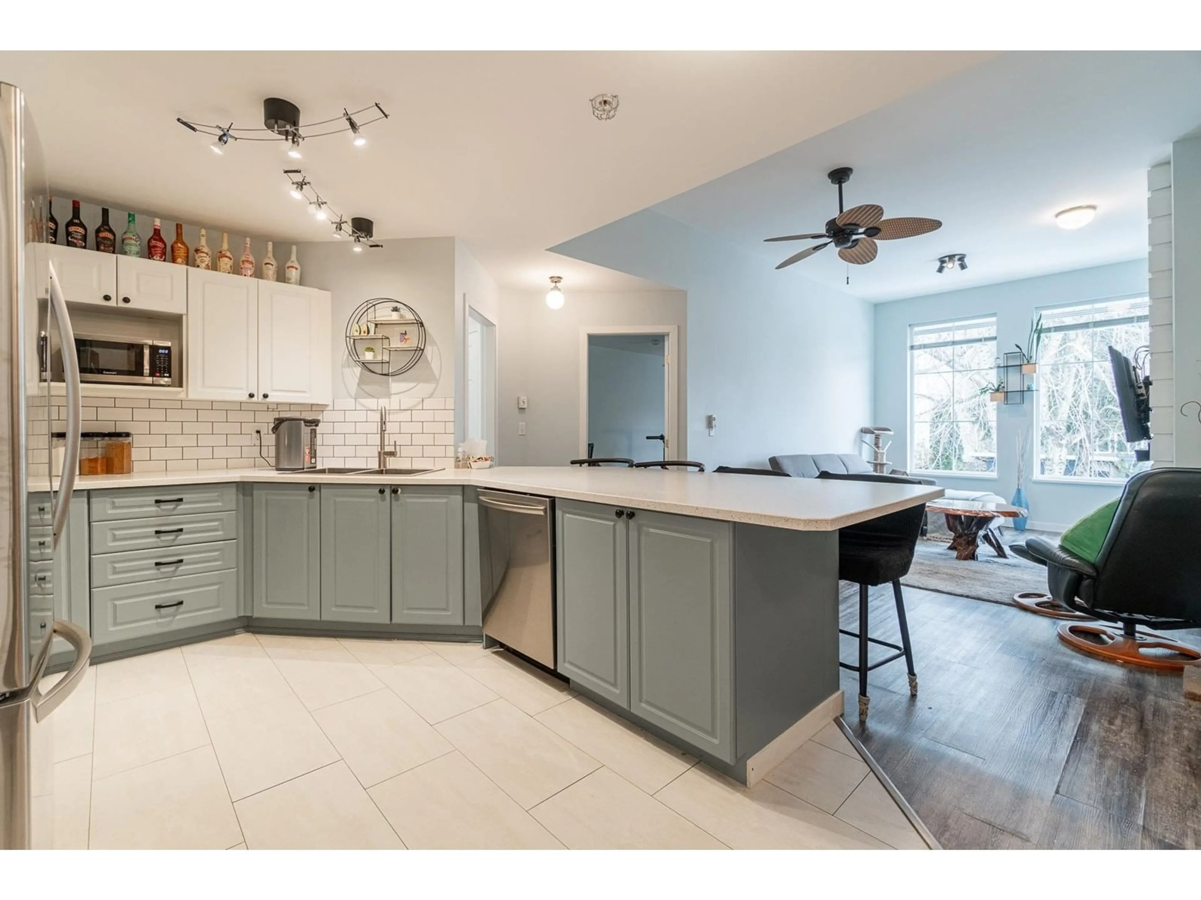 Open concept kitchen, ceramic/tile floor for 307 - 33599 2, Mission British Columbia V2V6J3