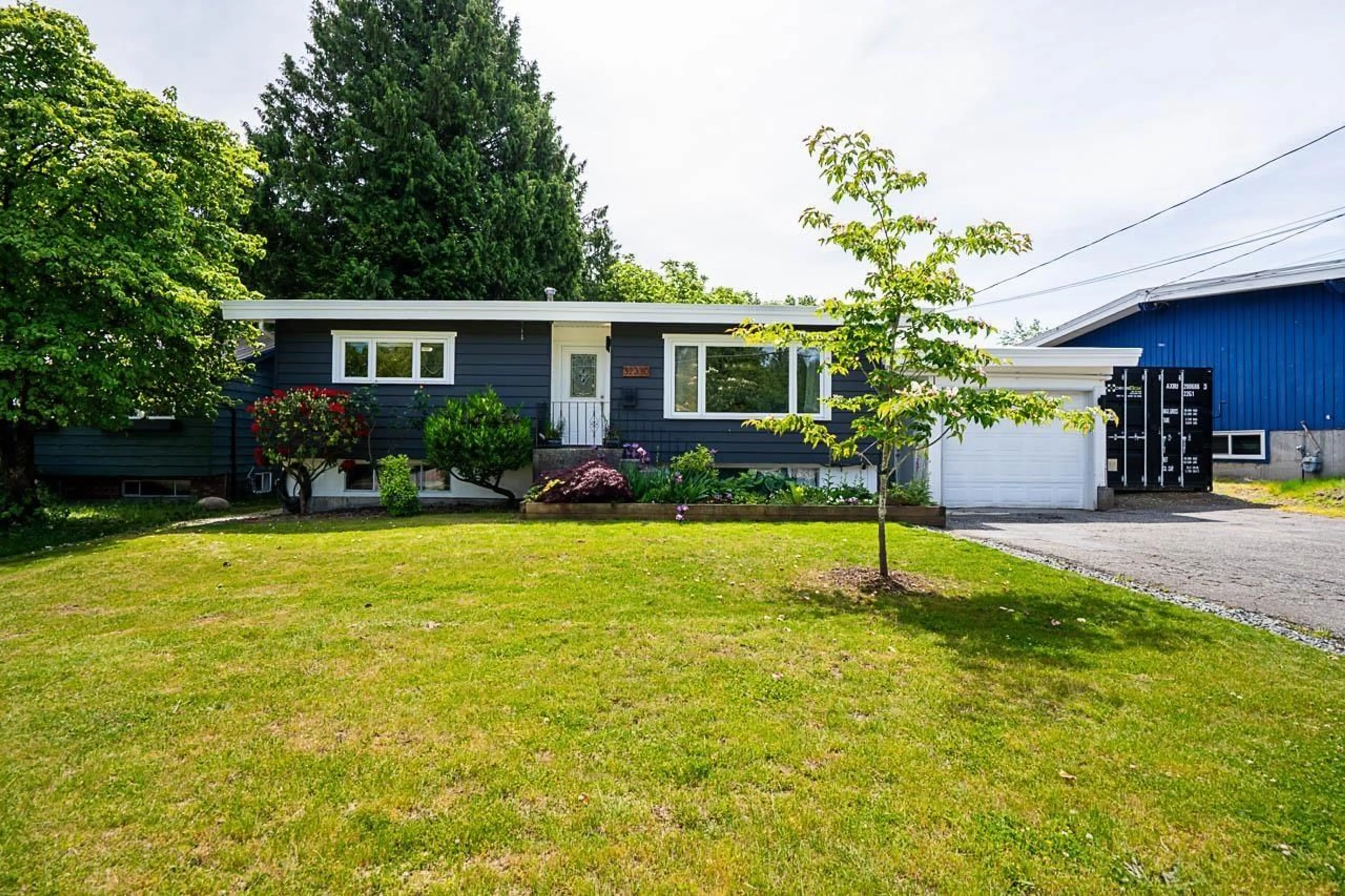 Home with vinyl exterior material, street for 32330 DIAMOND, Mission British Columbia V2V1M2