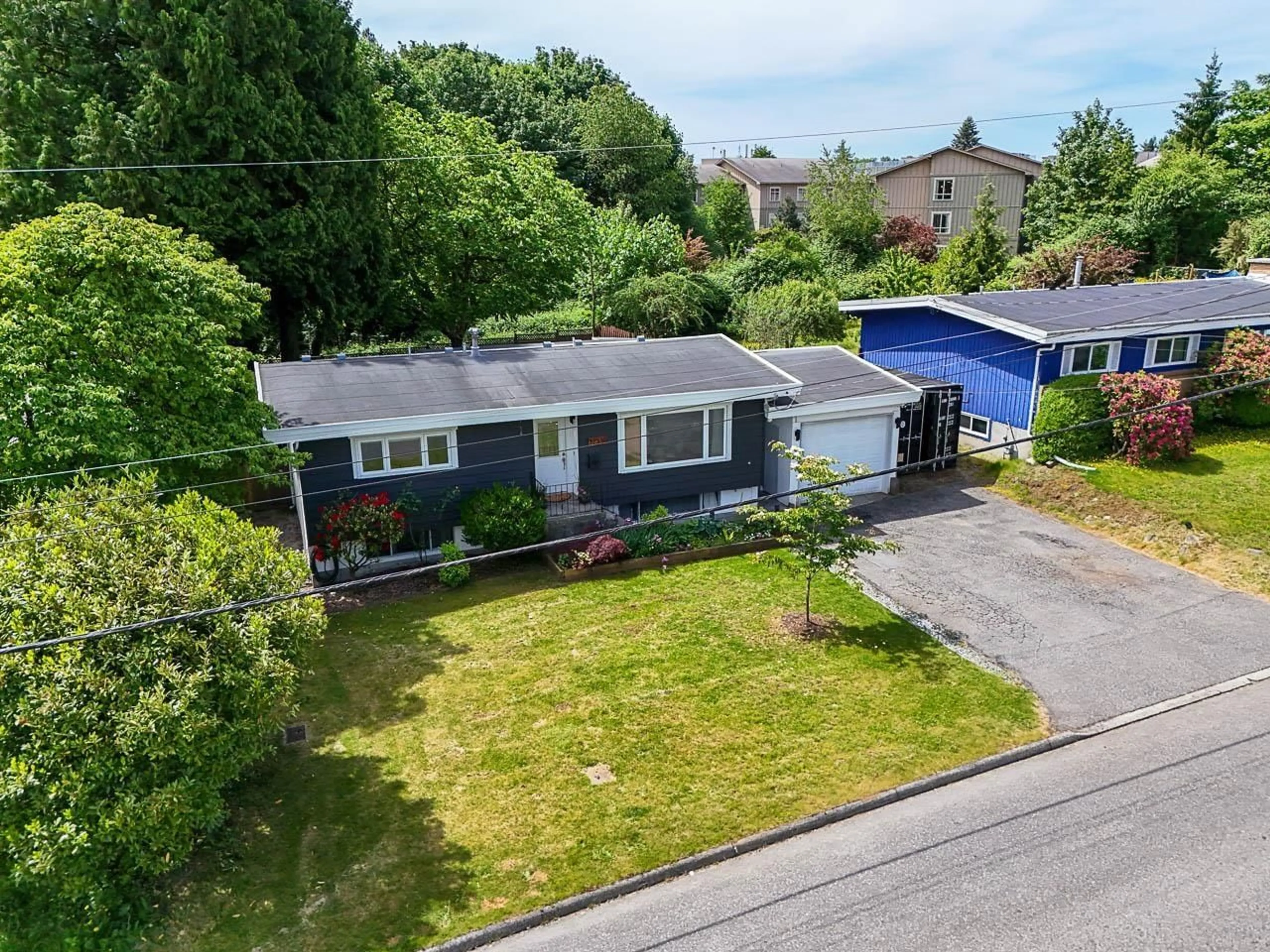 A pic from outside/outdoor area/front of a property/back of a property/a pic from drone, street for 32330 DIAMOND, Mission British Columbia V2V1M2