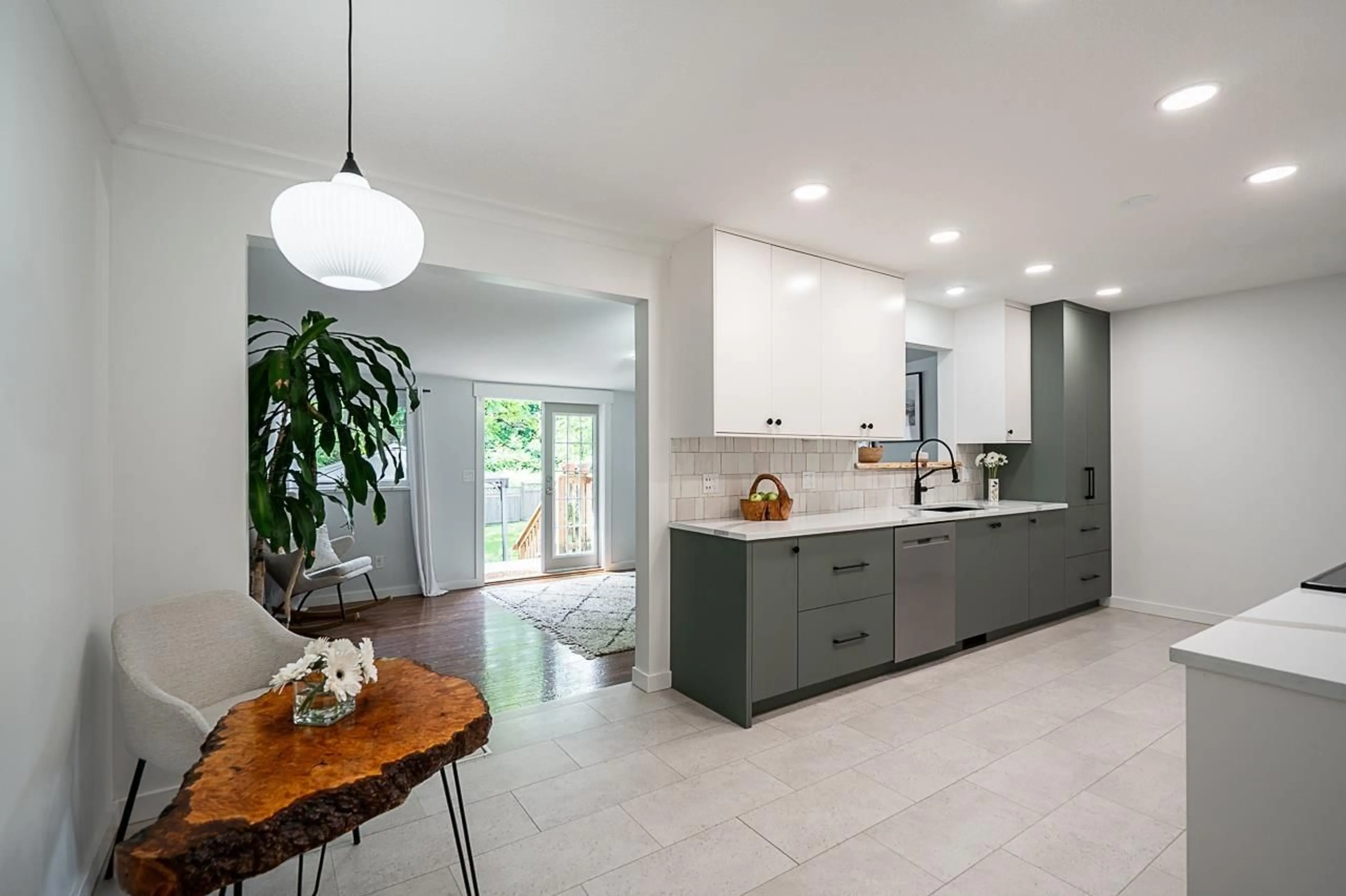 Contemporary kitchen, ceramic/tile floor for 32330 DIAMOND, Mission British Columbia V2V1M2
