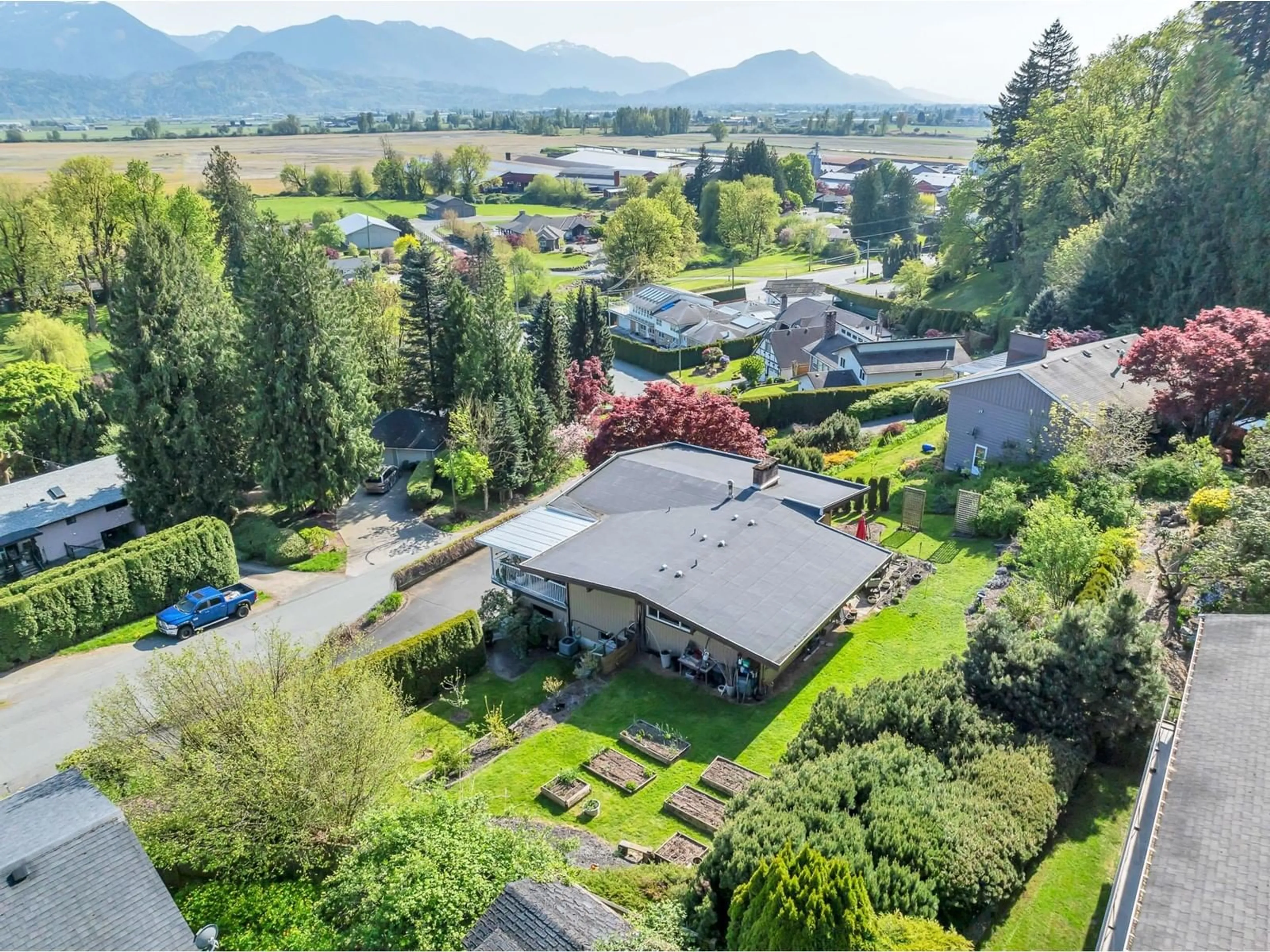 A pic from outside/outdoor area/front of a property/back of a property/a pic from drone, mountain view for 9995 KENSWOOD DRIVE, Chilliwack British Columbia V2P7N5