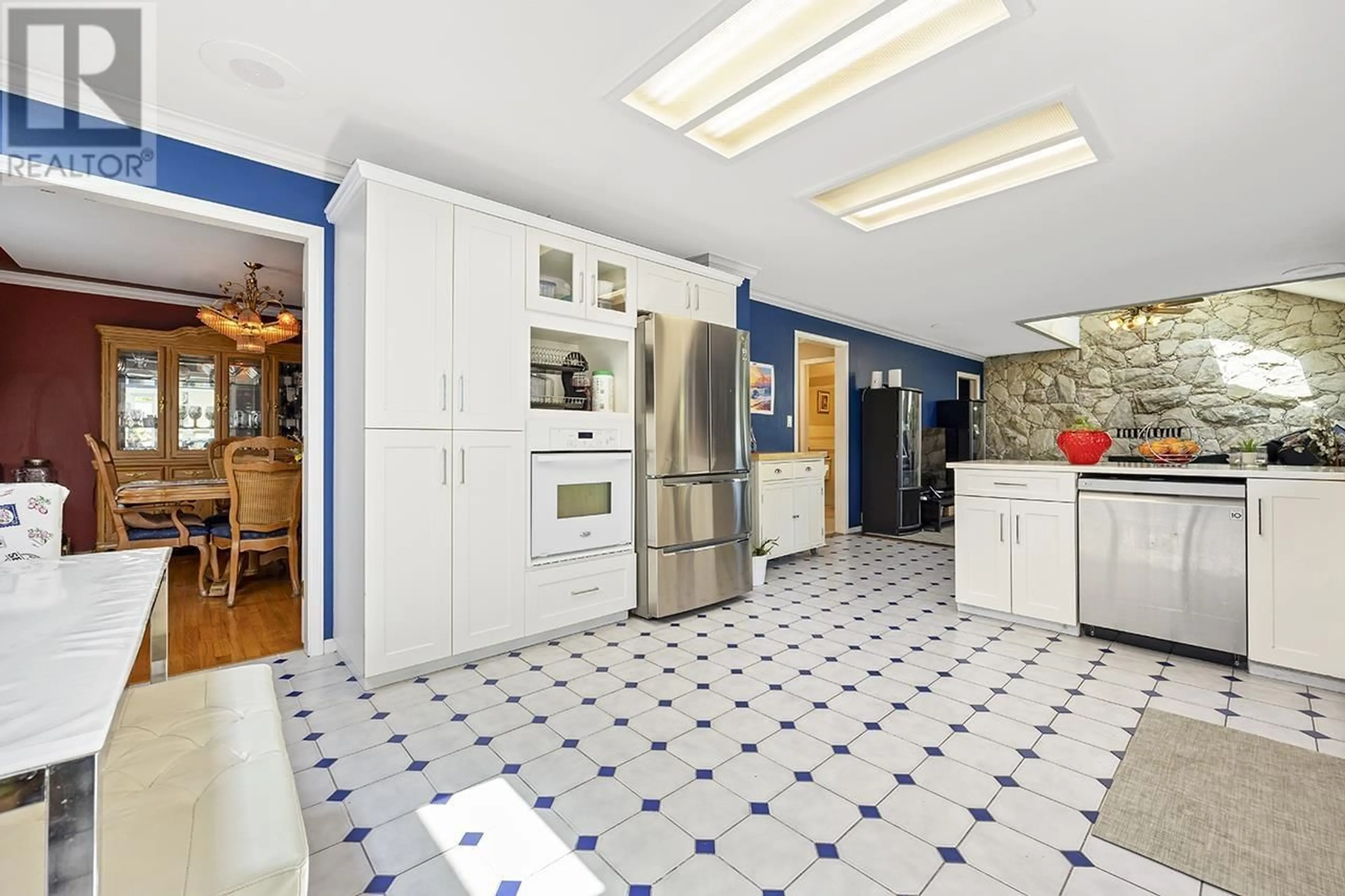Kitchen with laundary machines, ceramic/tile floor for 4450 ATLEE AVENUE, Burnaby British Columbia V5G3R6