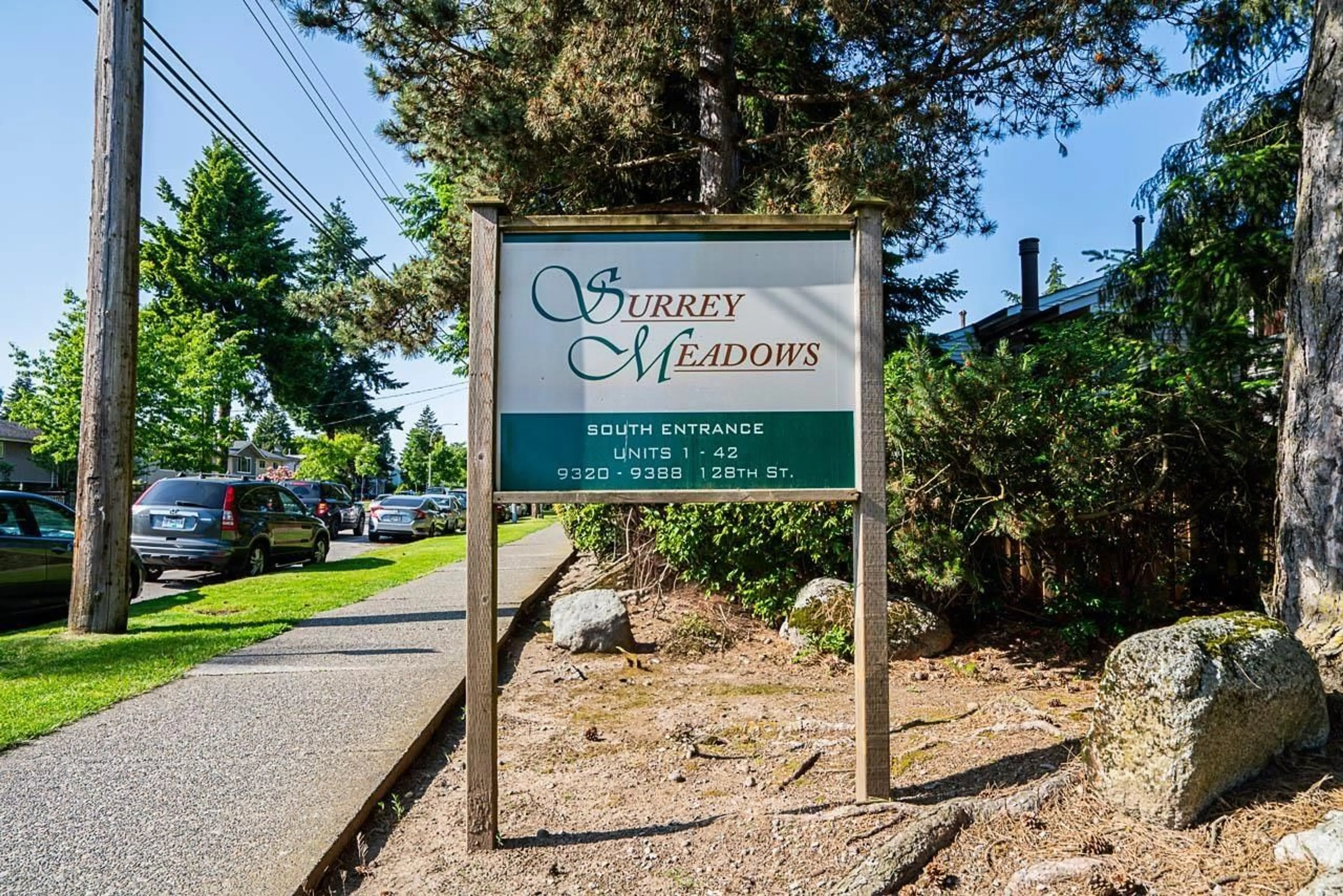 Indoor foyer for 37 - 9348 128, Surrey British Columbia V3V6A4
