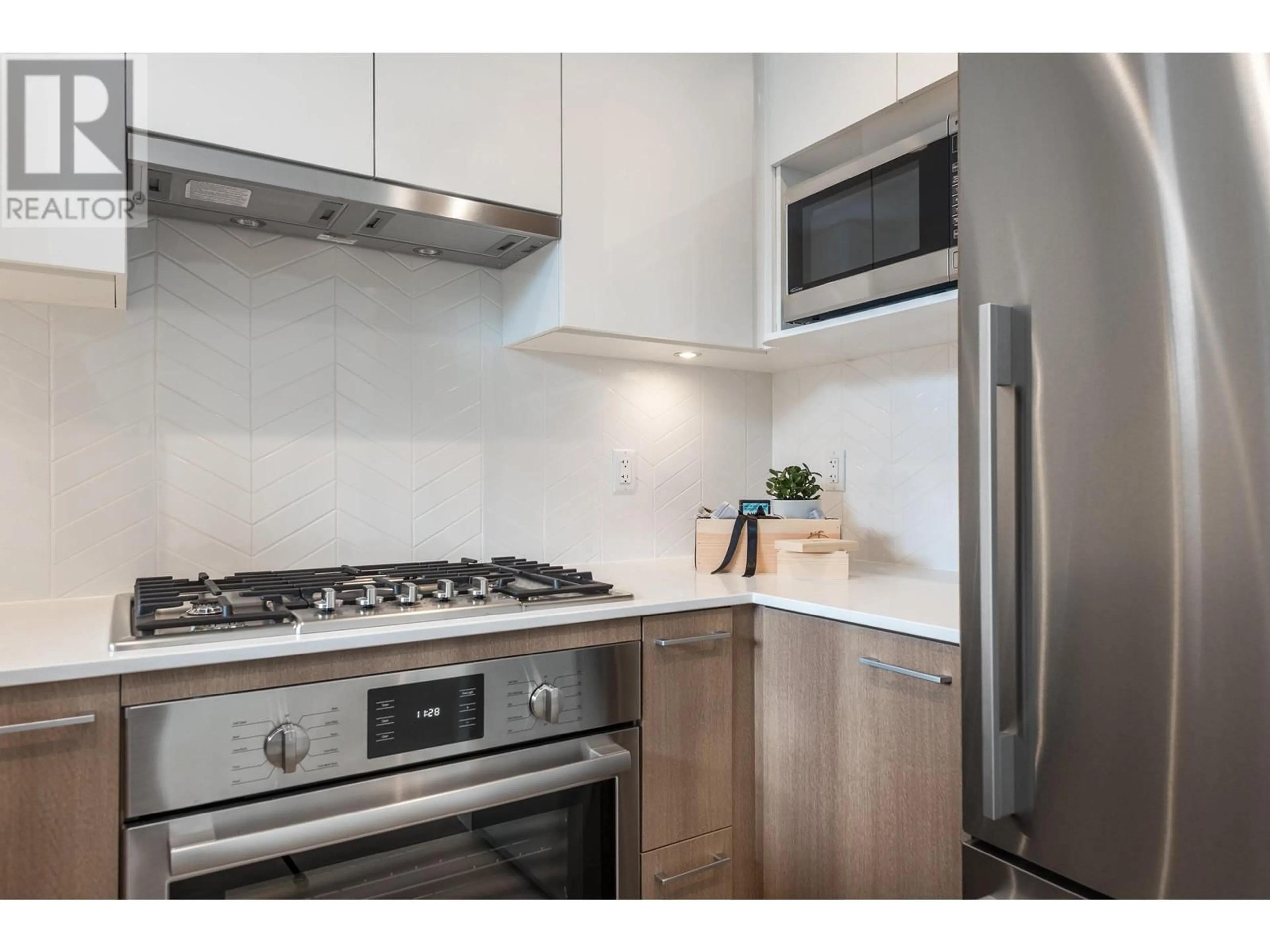 Standard kitchen, unknown for 111 - 715 15TH STREET, North Vancouver British Columbia V7M1T2