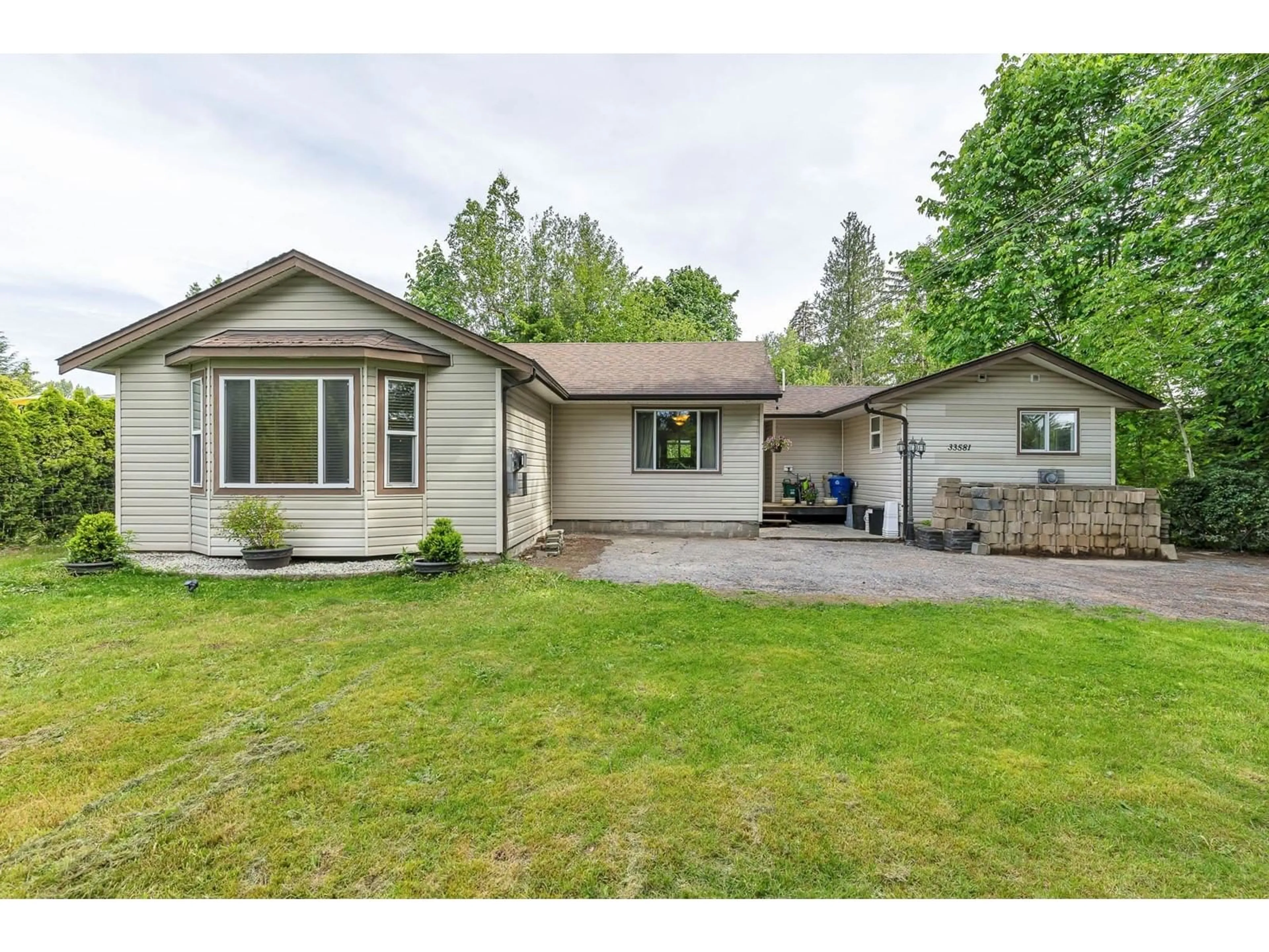 A pic from outside/outdoor area/front of a property/back of a property/a pic from drone, street for 33581 DEWDNEY TRUNK, Mission British Columbia V2V6Y3