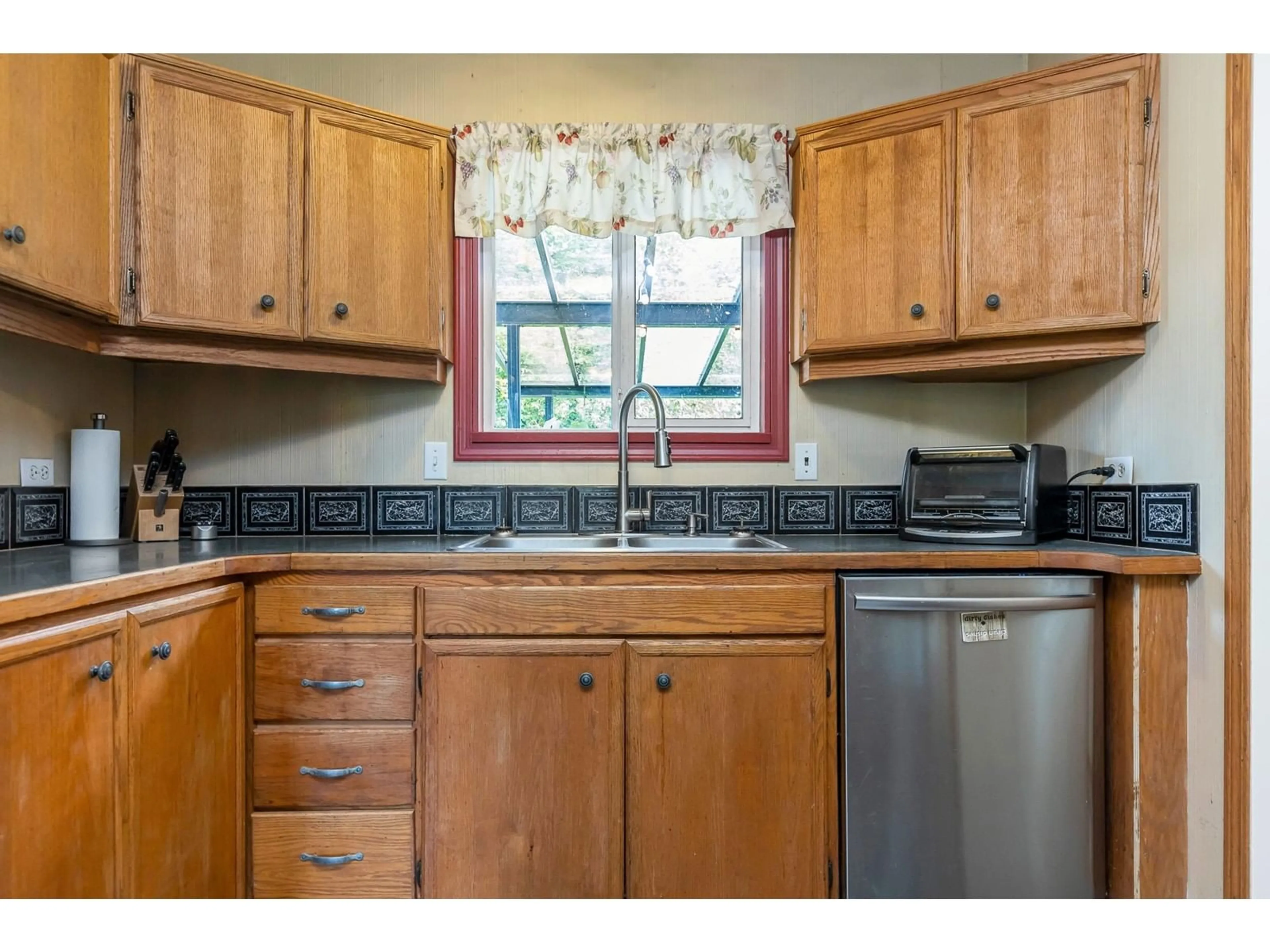 Standard kitchen, unknown for 33581 DEWDNEY TRUNK, Mission British Columbia V2V6Y3