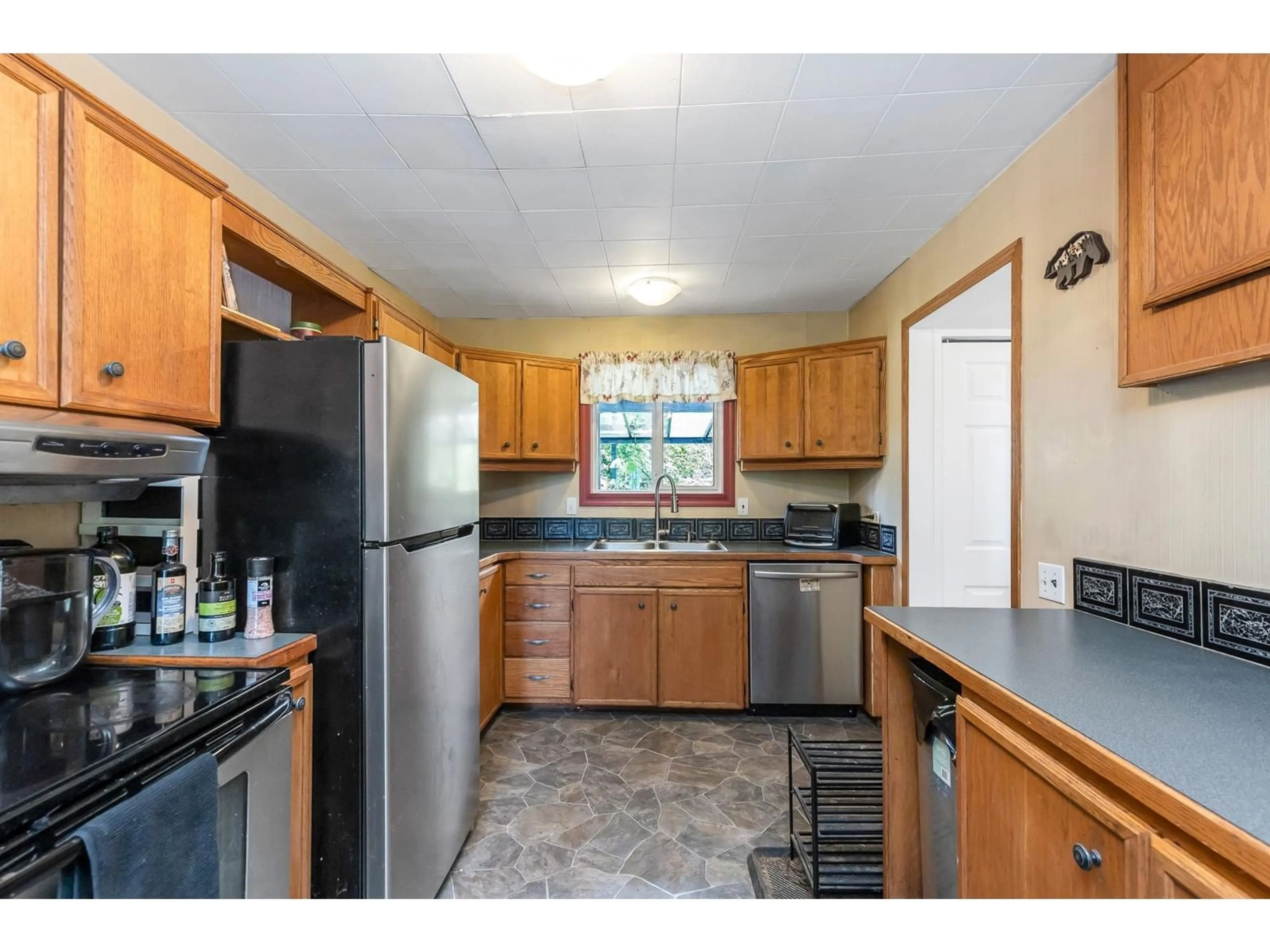 Standard kitchen, unknown for 33581 DEWDNEY TRUNK, Mission British Columbia V2V6Y3