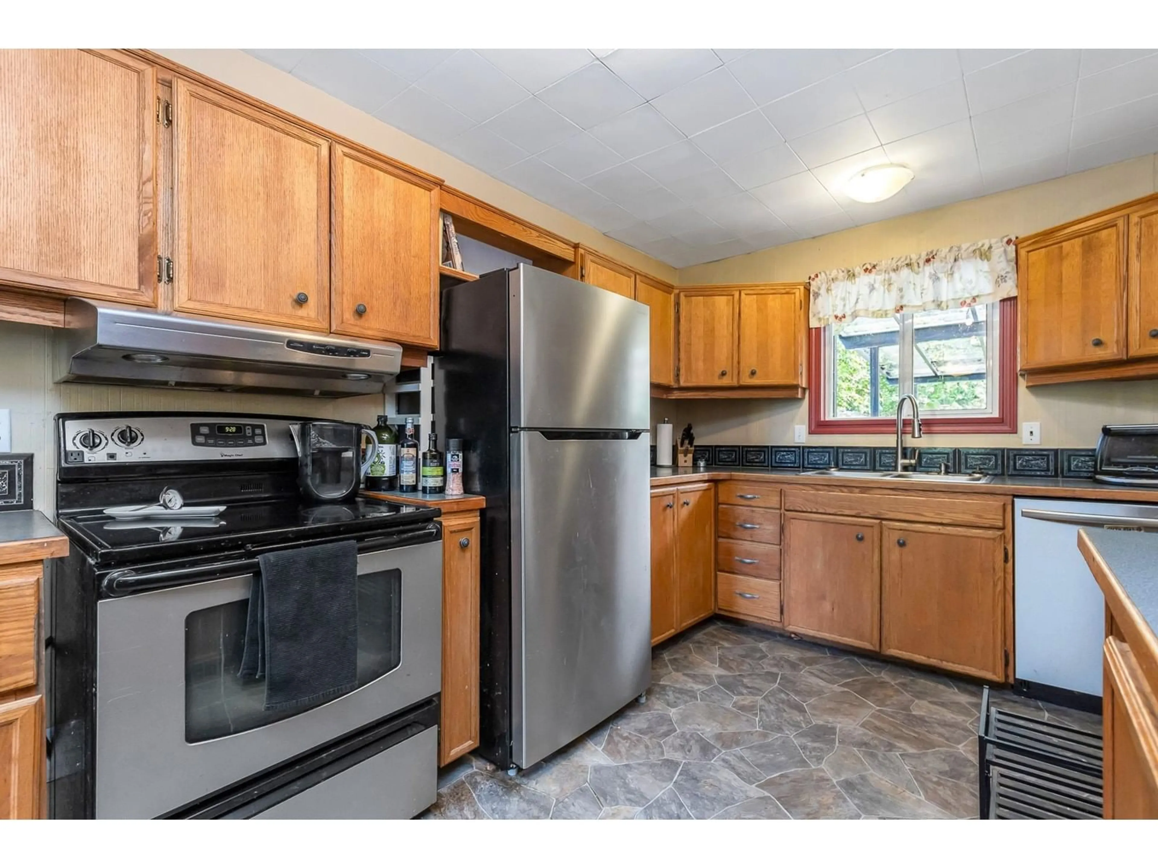 Standard kitchen, unknown for 33581 DEWDNEY TRUNK, Mission British Columbia V2V6Y3