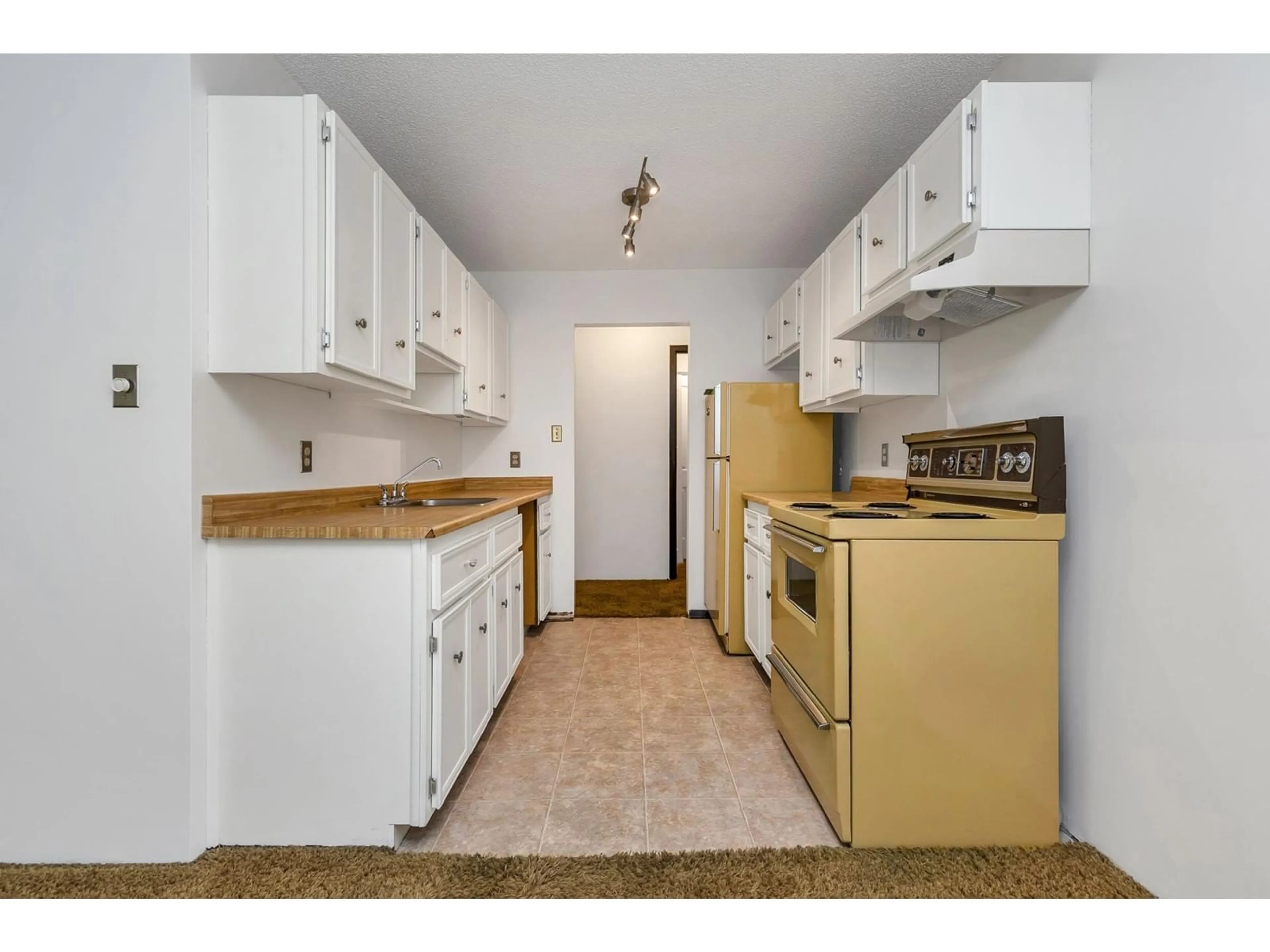 Standard kitchen, unknown for 220 - 7436 STAVE LAKE, Mission British Columbia V2V5B9