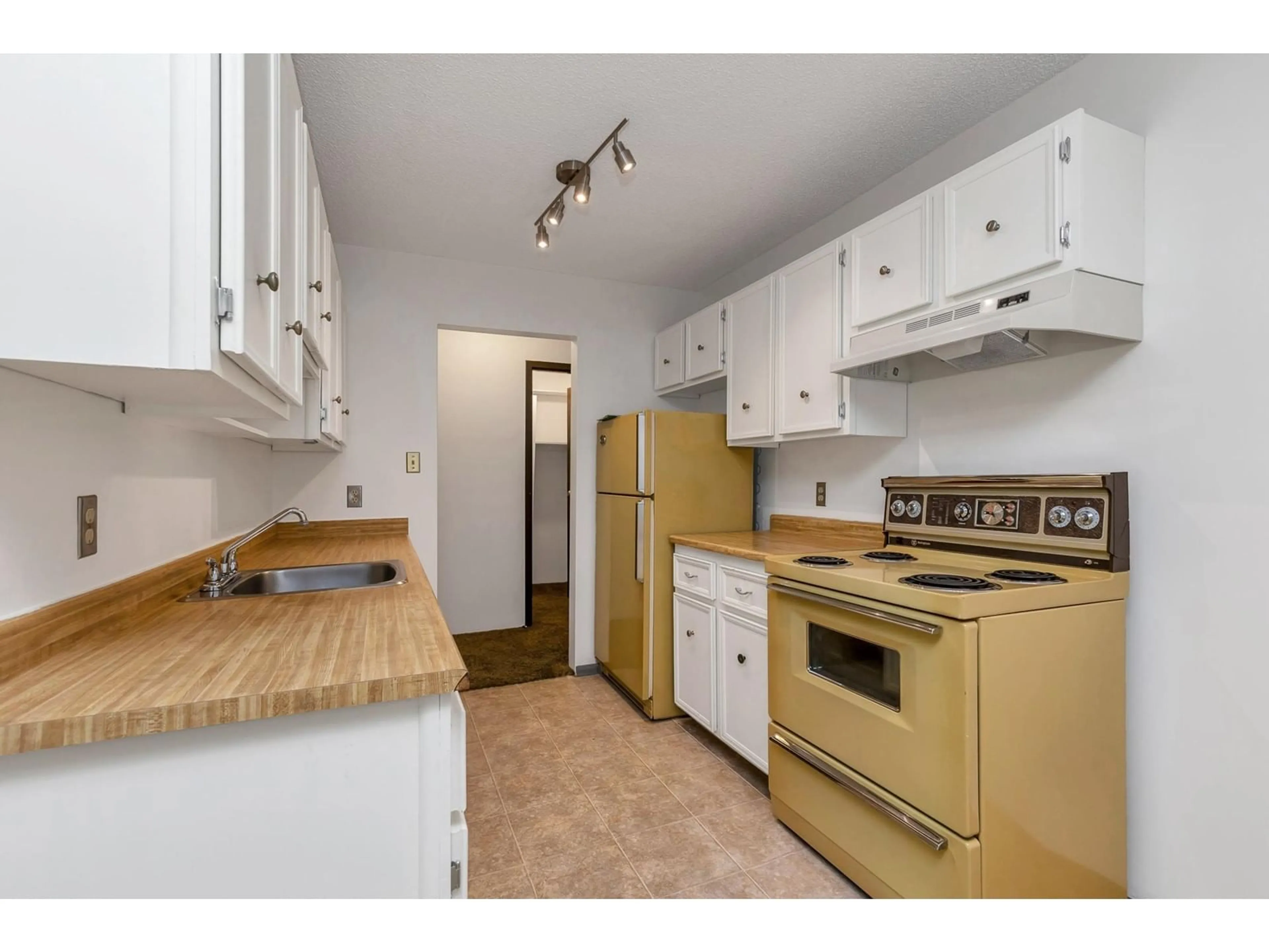 Standard kitchen, unknown for 220 - 7436 STAVE LAKE, Mission British Columbia V2V5B9
