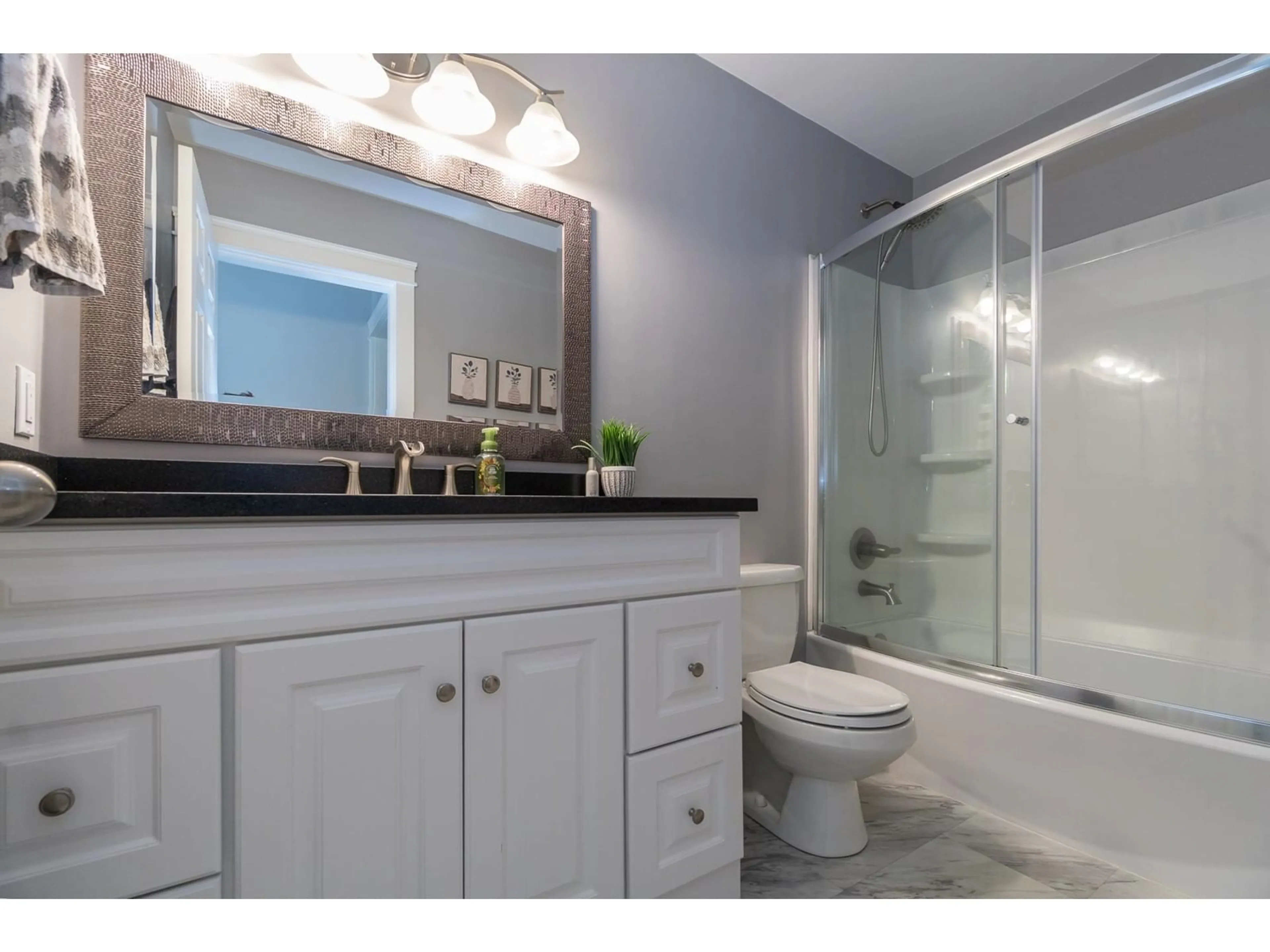 Standard bathroom, ceramic/tile floor for 6229 GREENSIDE EAST, Surrey British Columbia V3S5M8