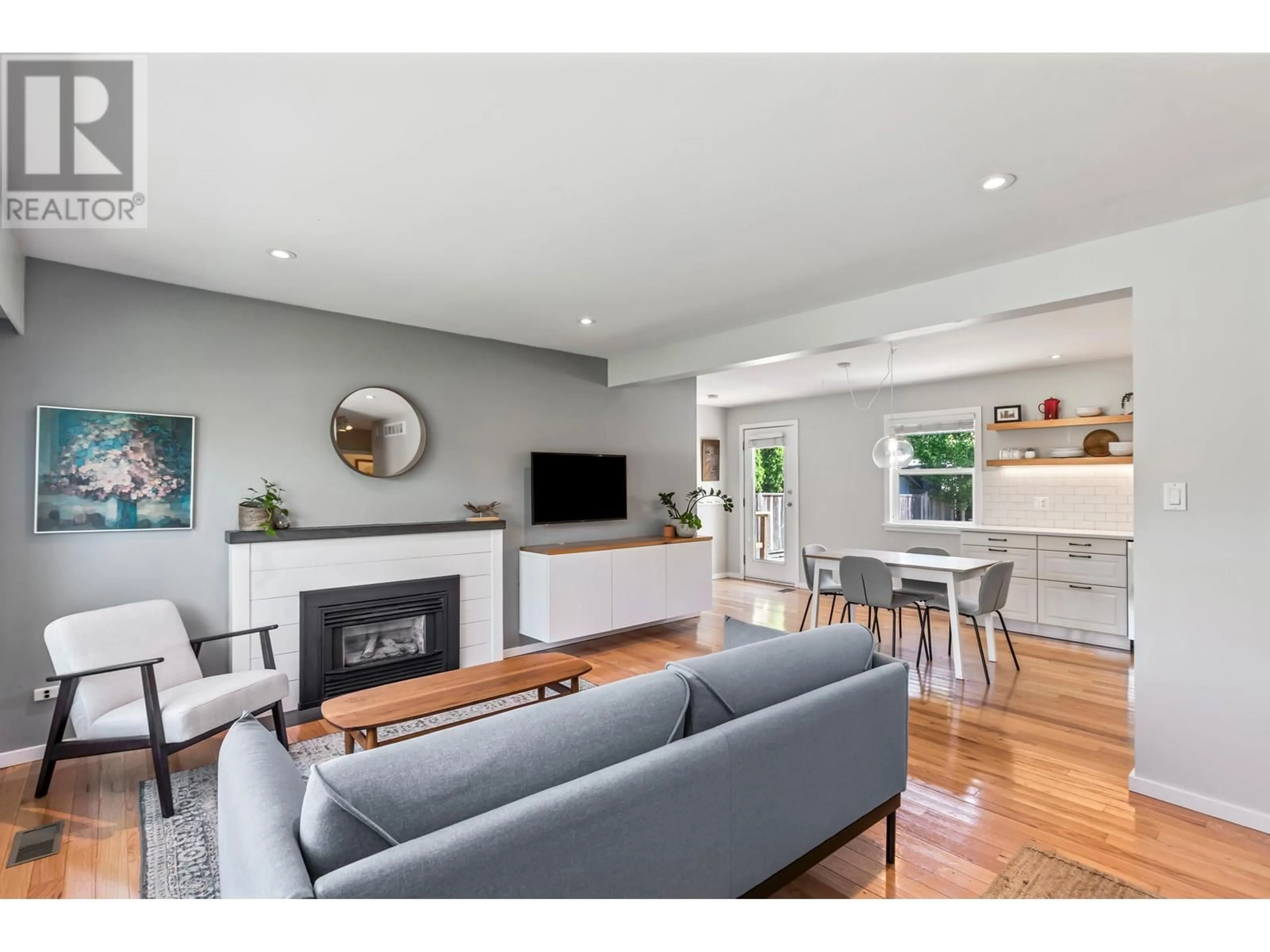 Living room with furniture, wood/laminate floor for 11680 STEEVES STREET, Maple Ridge British Columbia V2X4X6