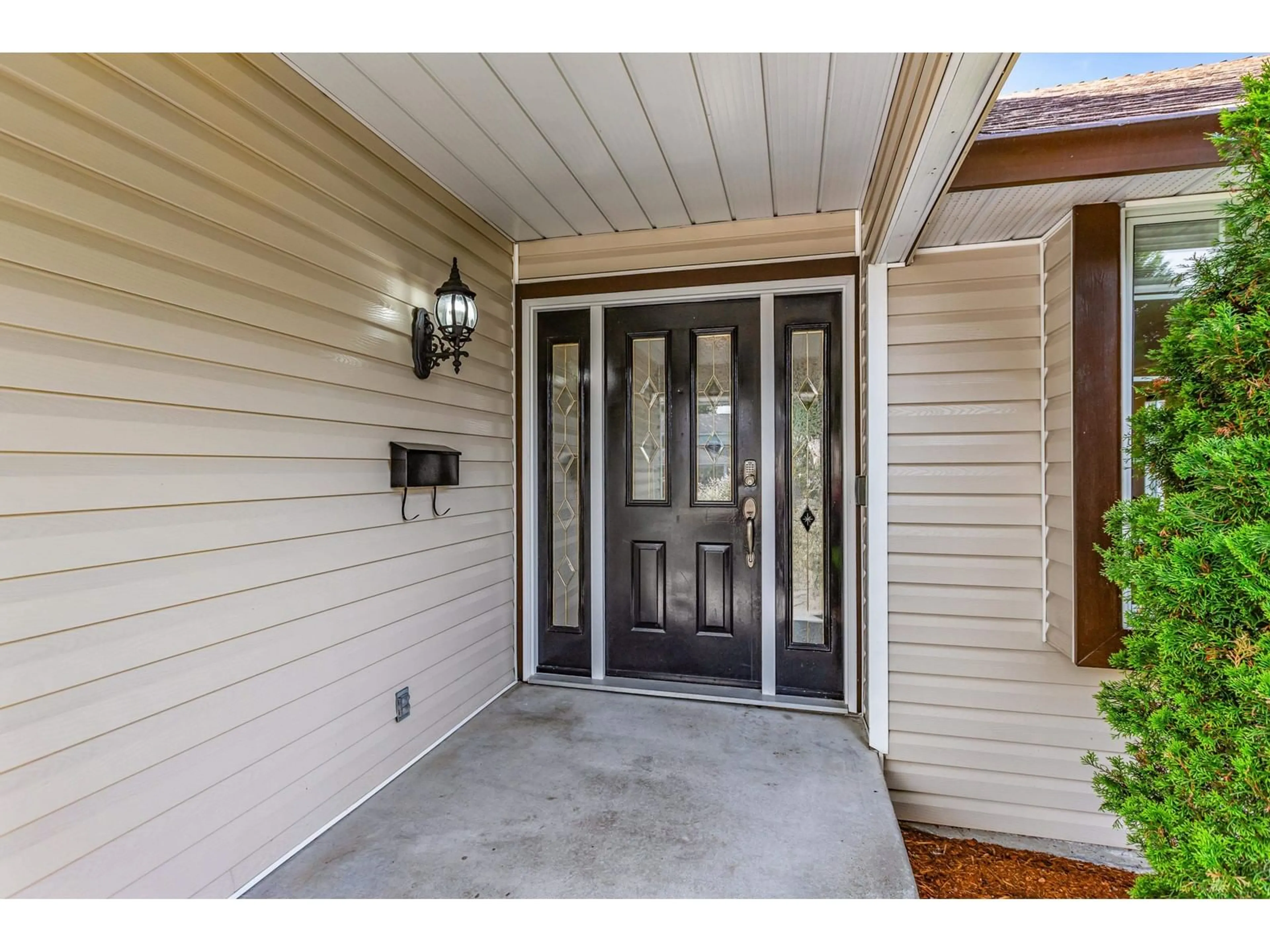 Indoor entryway for 9271 156A, Surrey British Columbia V4N3B1