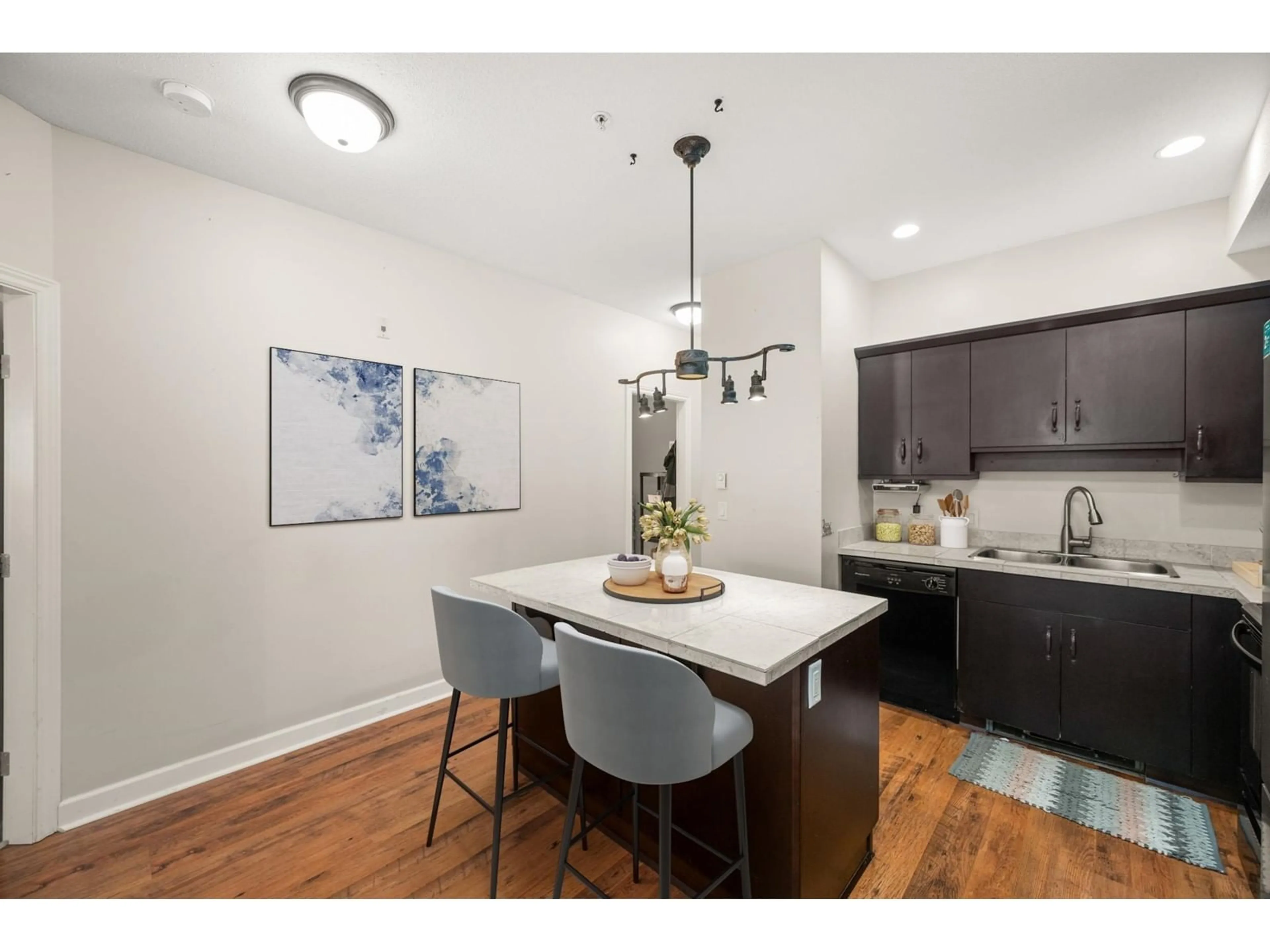 Open concept kitchen, unknown for 203 - 20281 53A, Langley British Columbia V3A3V6