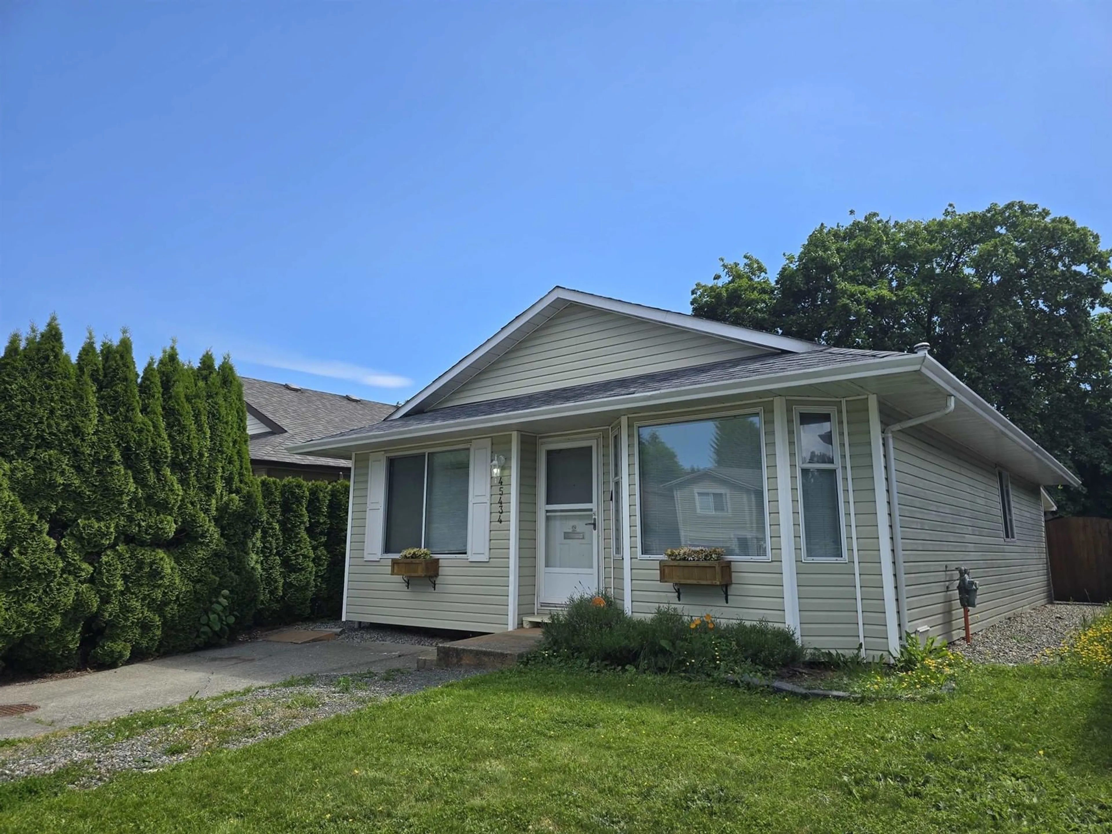 Home with vinyl exterior material, street for 45434 MEADOWBROOK DRIVE, Chilliwack British Columbia V2P7R9