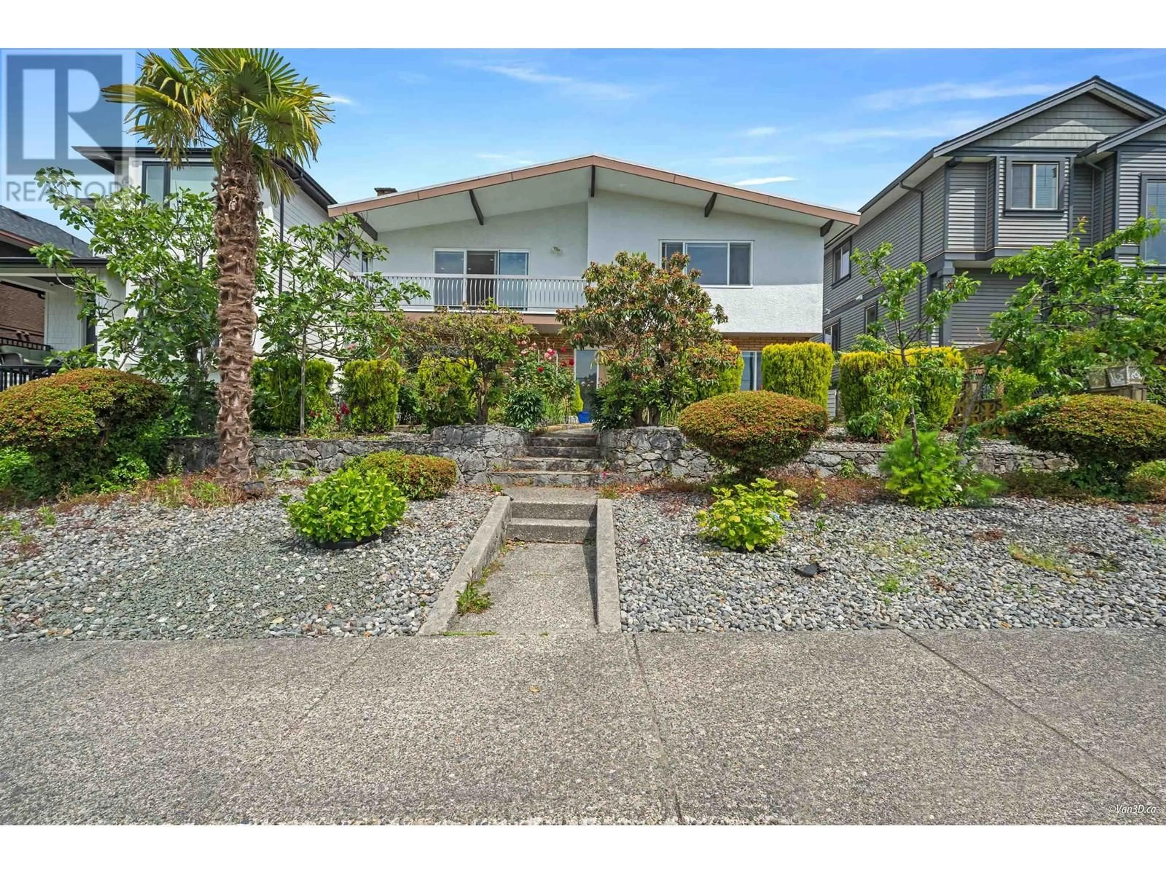 A pic from outside/outdoor area/front of a property/back of a property/a pic from drone, street for 3881 NAPIER STREET, Burnaby British Columbia V5C3E6