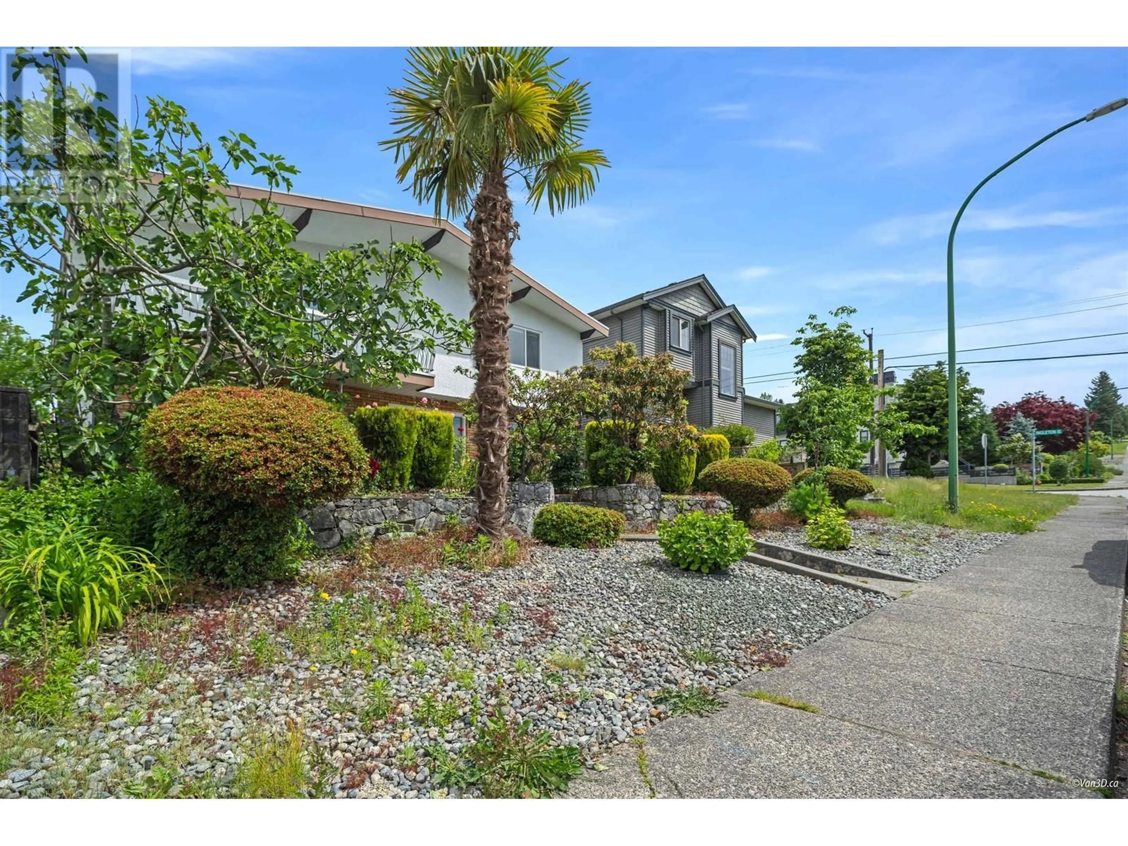 A pic from outside/outdoor area/front of a property/back of a property/a pic from drone, street for 3881 NAPIER STREET, Burnaby British Columbia V5C3E6