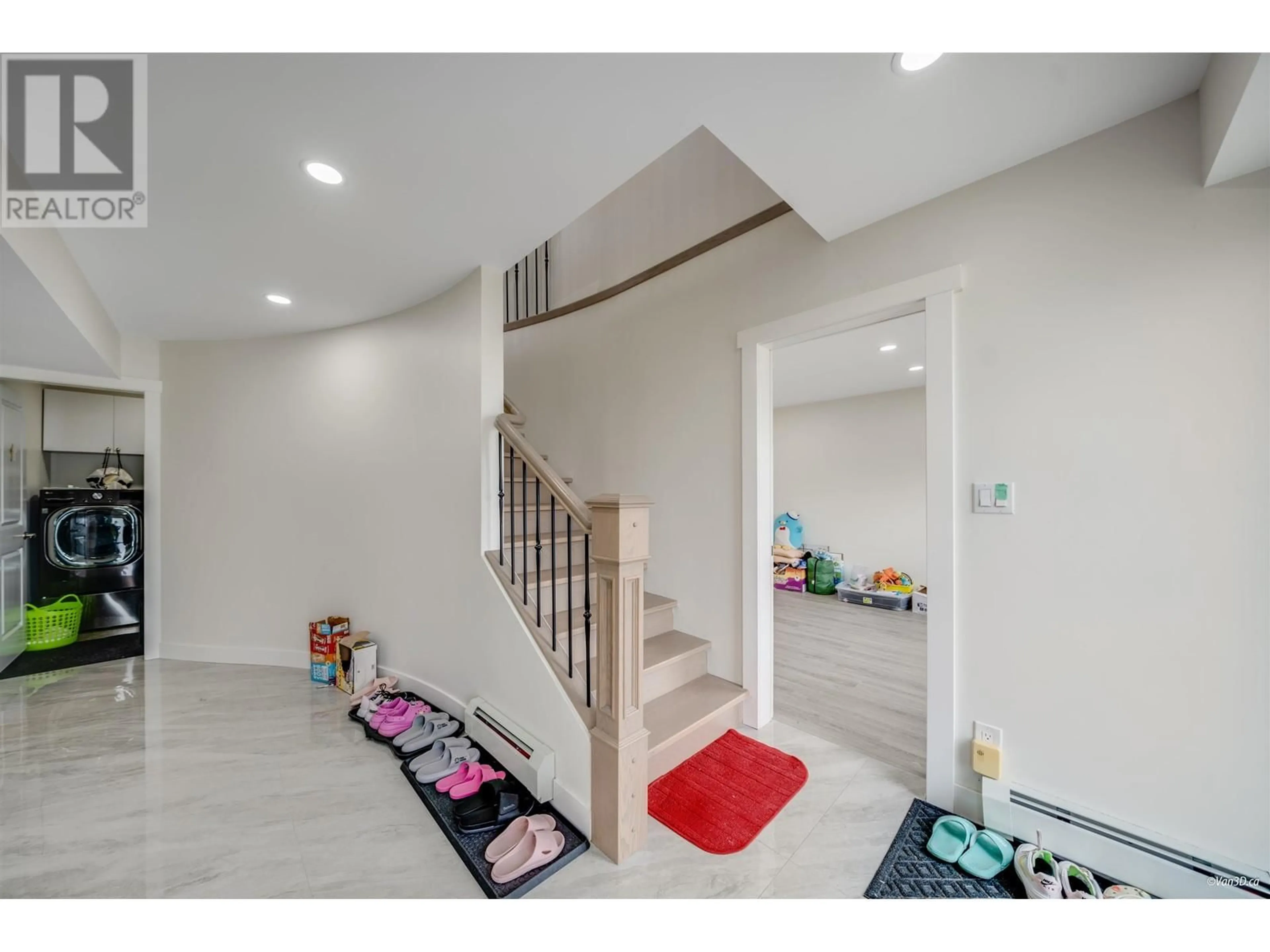 Indoor foyer for 3881 NAPIER STREET, Burnaby British Columbia V5C3E6
