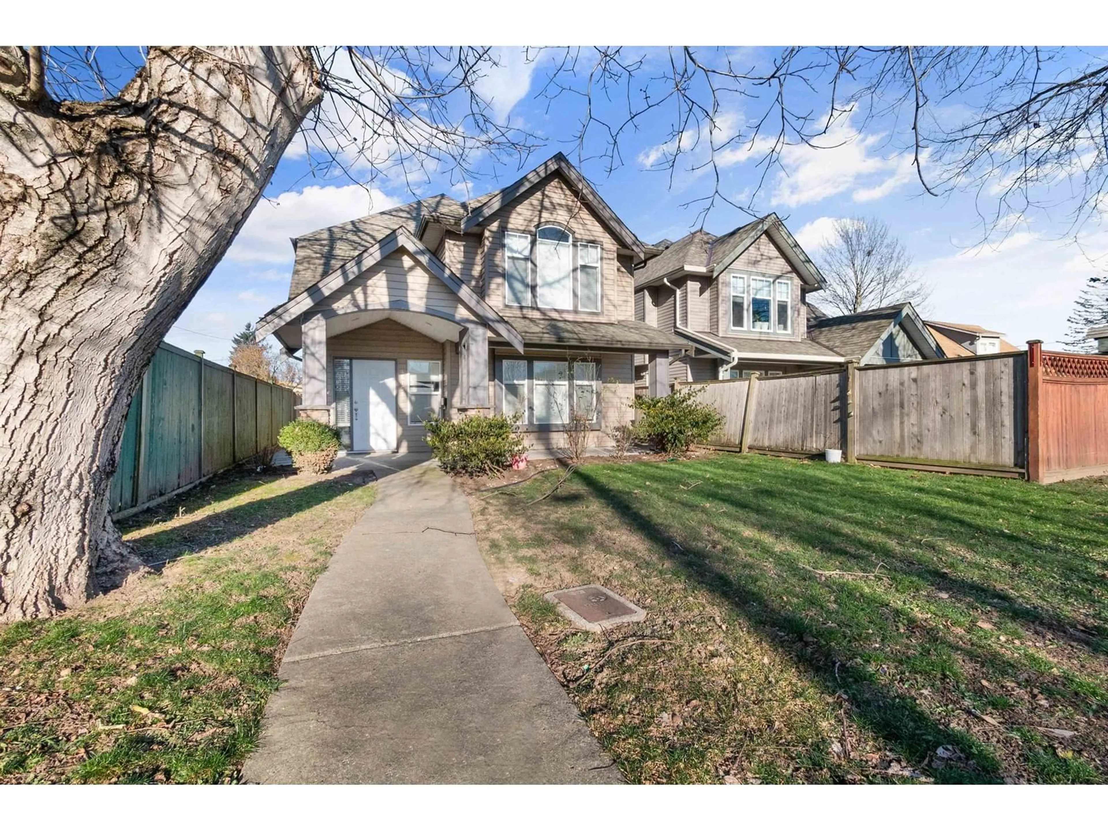 A pic from outside/outdoor area/front of a property/back of a property/a pic from drone, street for 46151 THIRD AVENUE, Chilliwack British Columbia V2P1R7