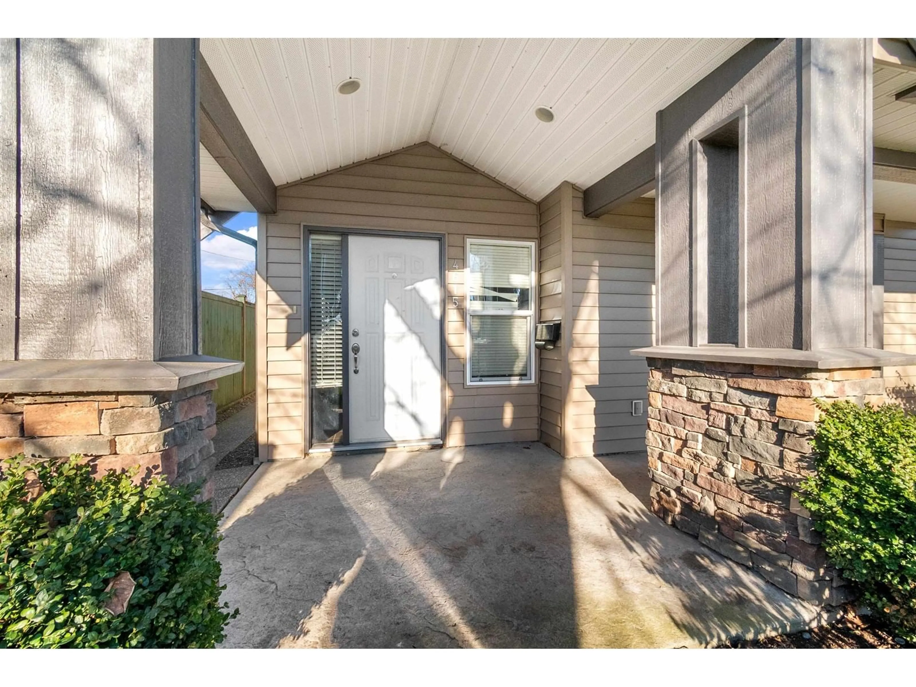 Indoor entryway for 46151 THIRD AVENUE, Chilliwack British Columbia V2P1R7