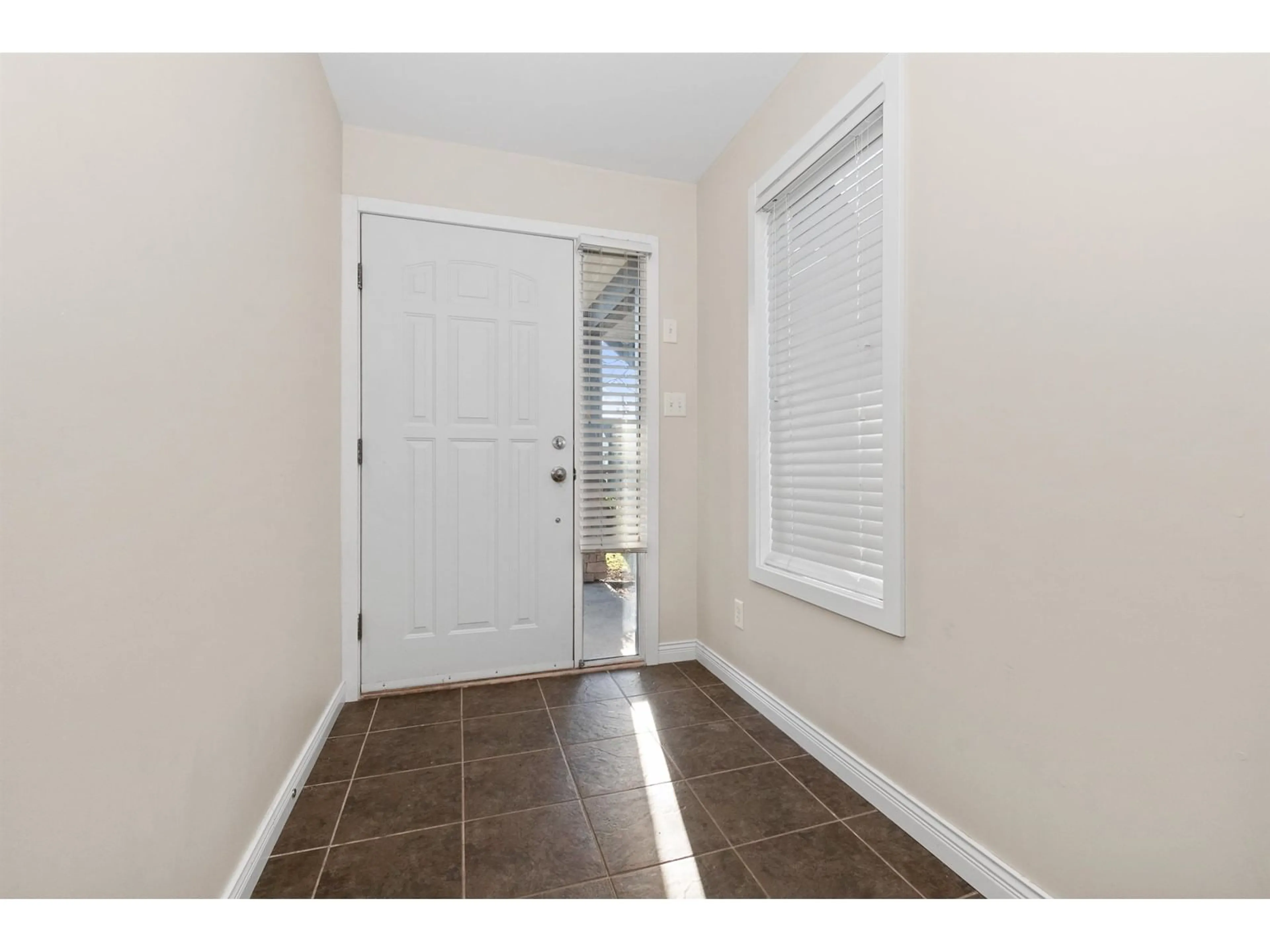 Indoor entryway for 46151 THIRD AVENUE, Chilliwack British Columbia V2P1R7