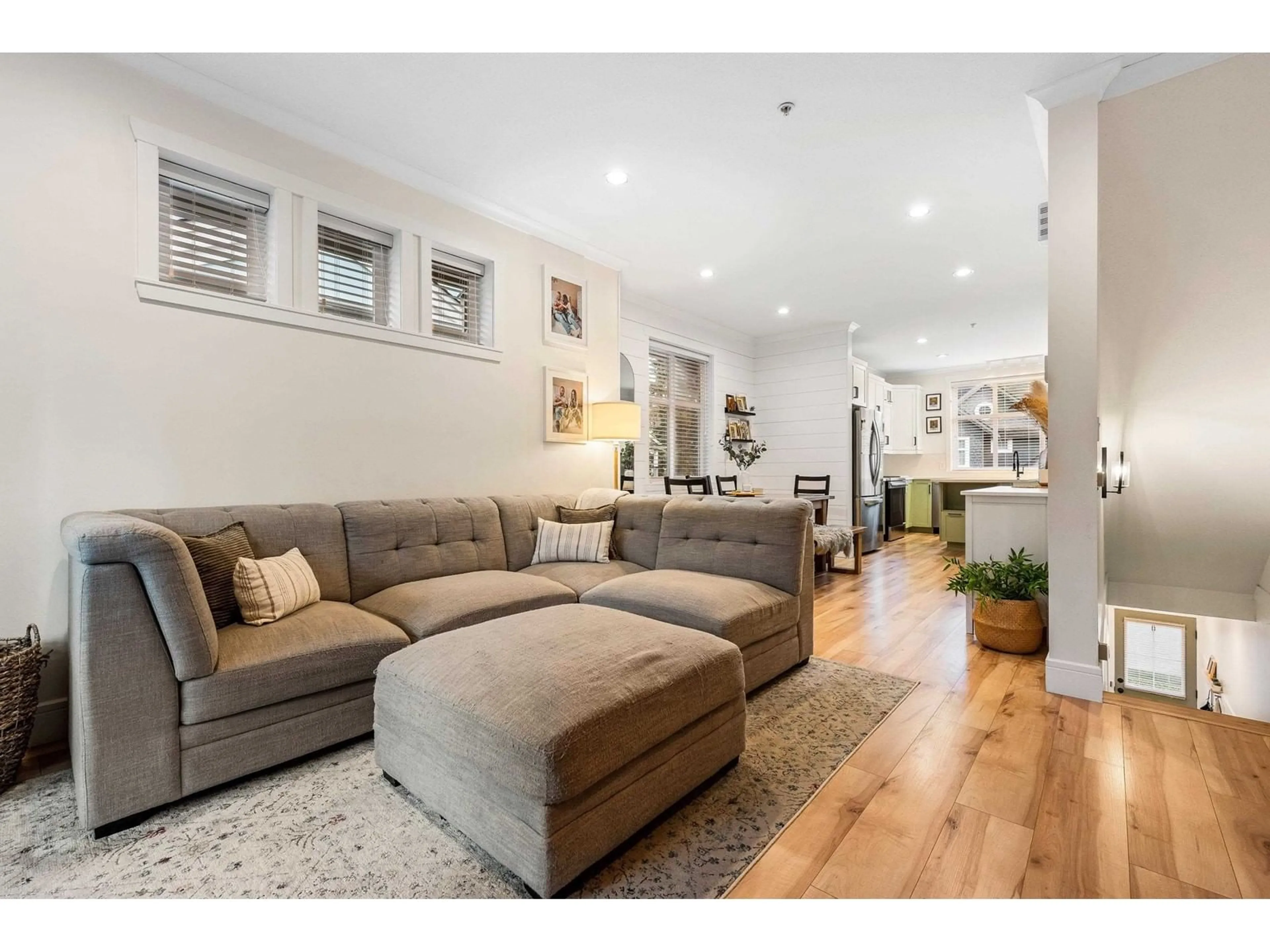 Living room with furniture, wood/laminate floor for 13 - 5805 SAPPERS WAY, Chilliwack British Columbia V2R0L7