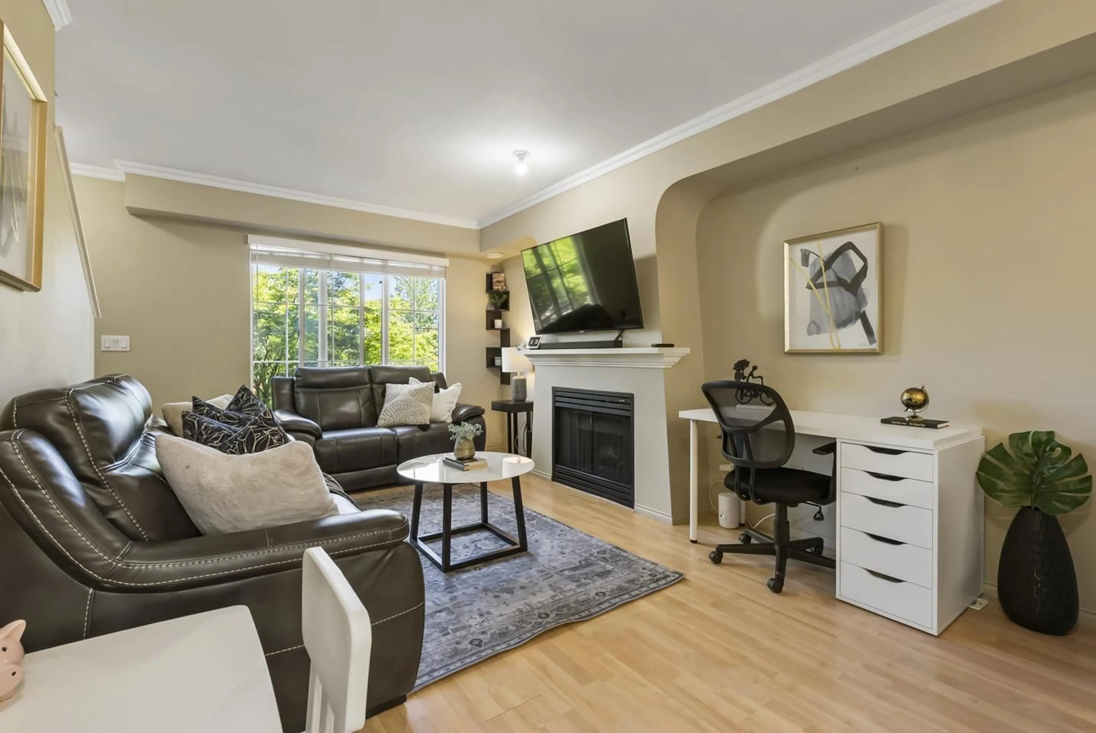 Living room with furniture, wood/laminate floor for 95 - 8775 161, Surrey British Columbia V4N5G3