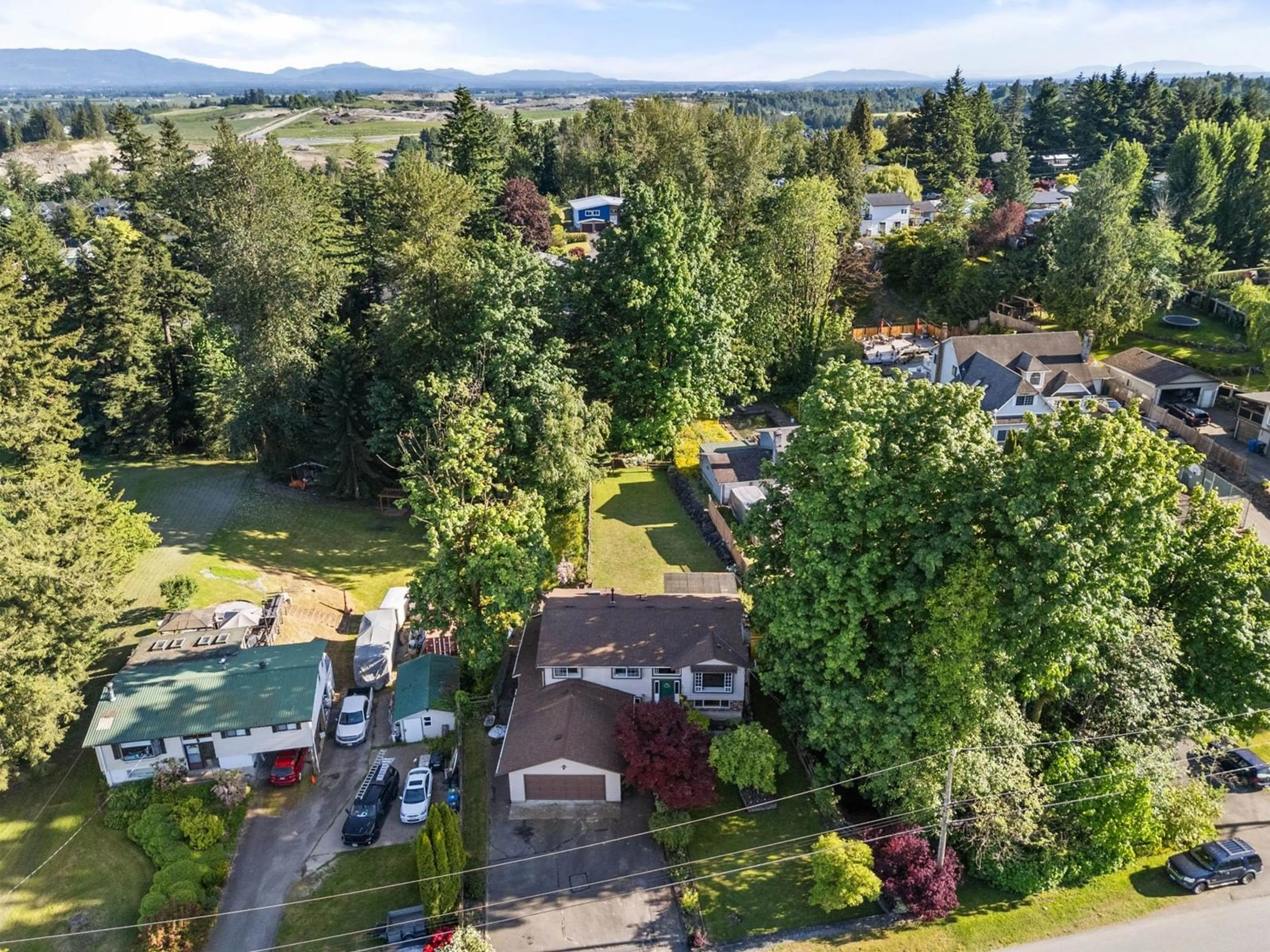 A pic from outside/outdoor area/front of a property/back of a property/a pic from drone, mountain view for 29484 DUNCAN, Abbotsford British Columbia V4X1J4
