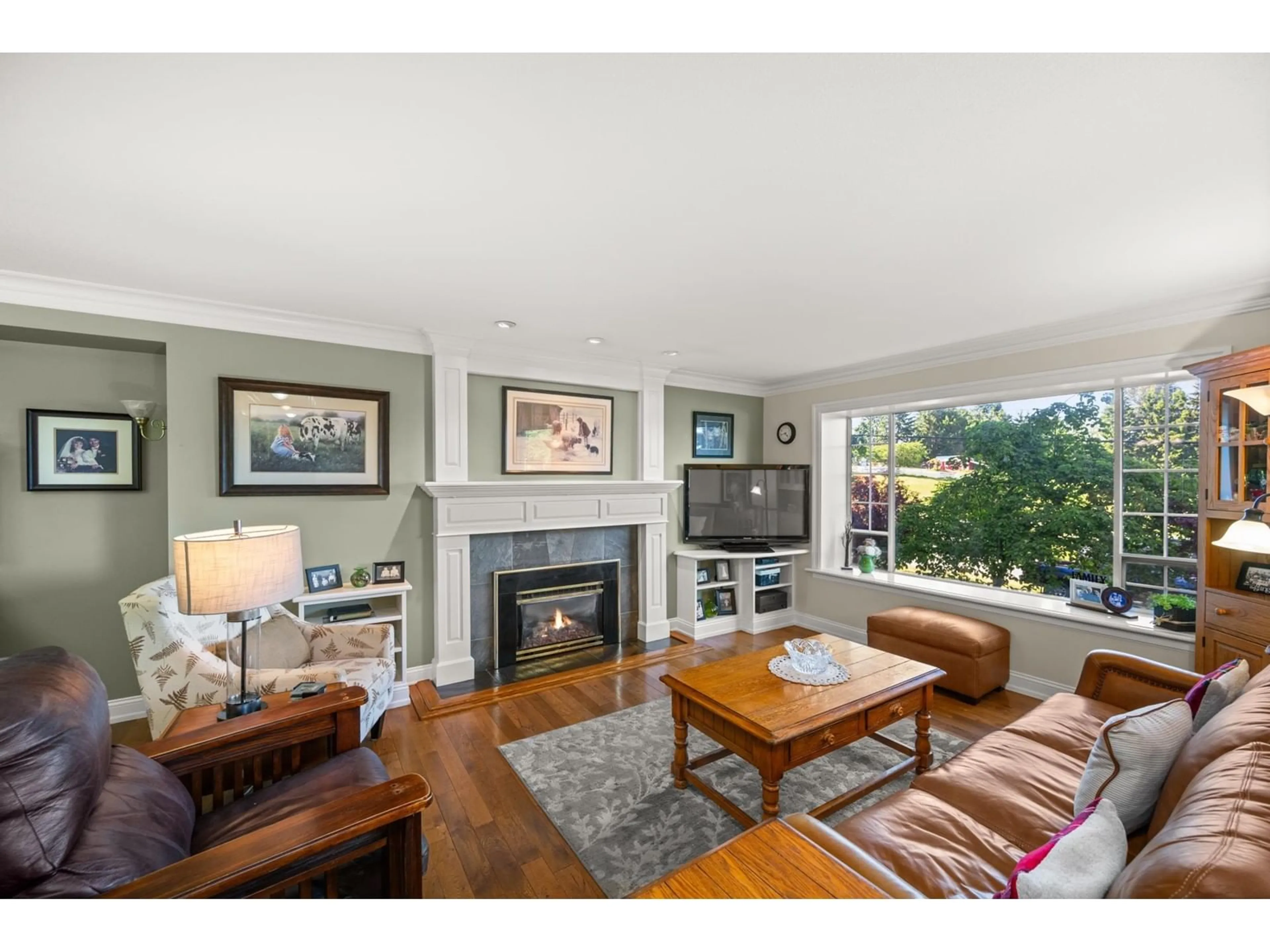 Living room with furniture, wood/laminate floor for 29484 DUNCAN, Abbotsford British Columbia V4X1J4