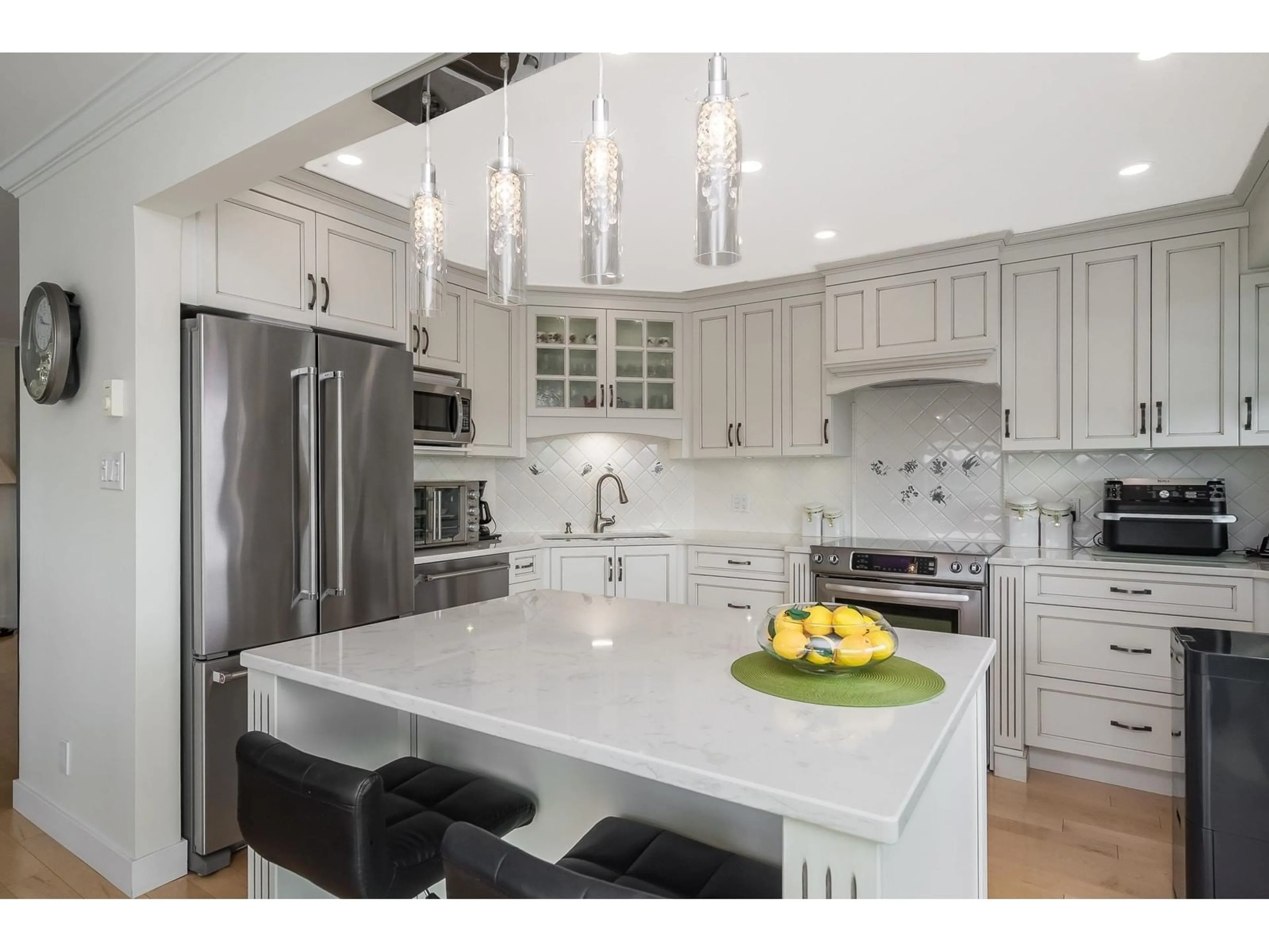 Open concept kitchen, ceramic/tile floor for 704 - 32440 SIMON, Abbotsford British Columbia V2T5R3