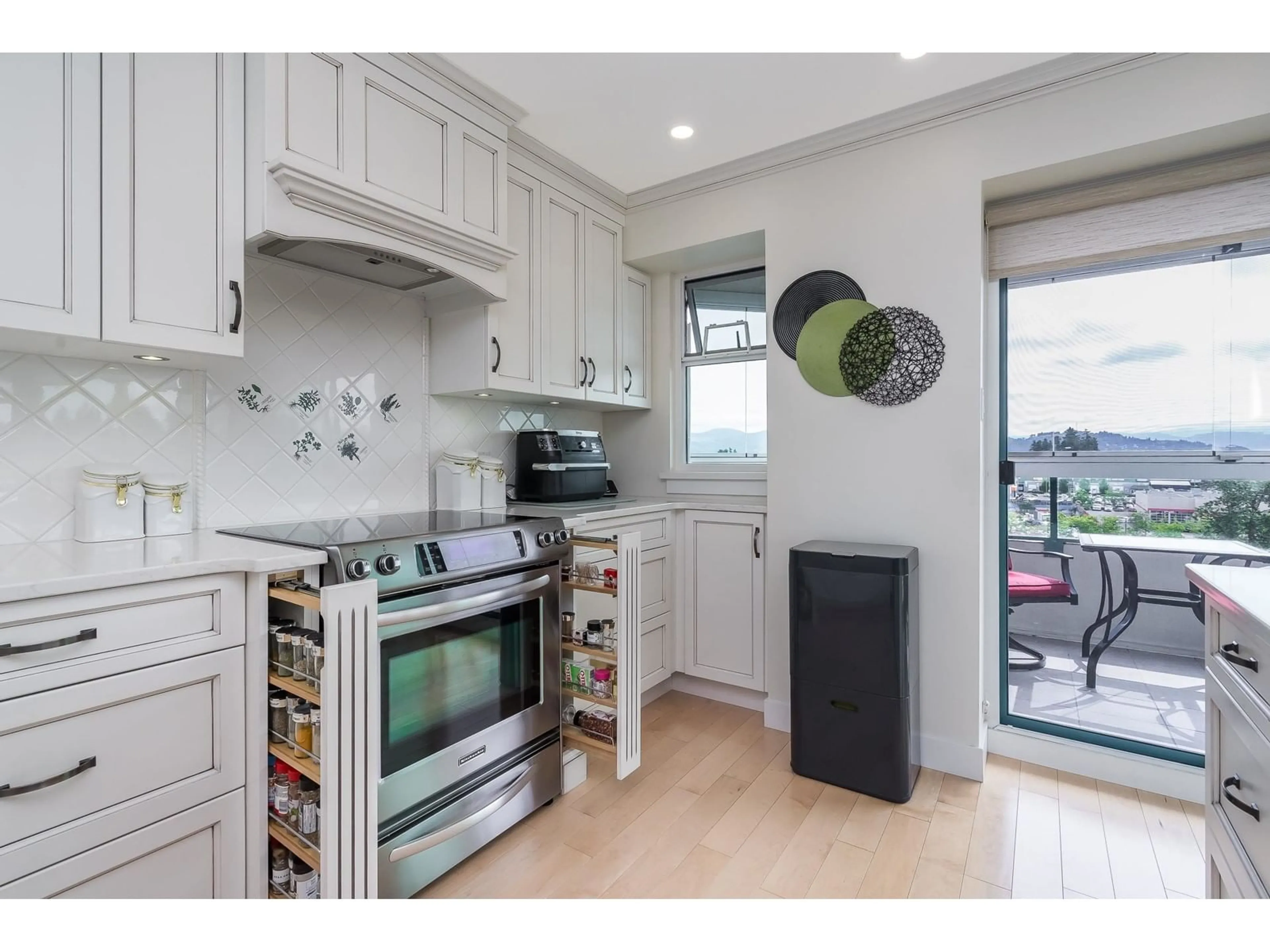 Open concept kitchen, unknown for 704 - 32440 SIMON, Abbotsford British Columbia V2T5R3