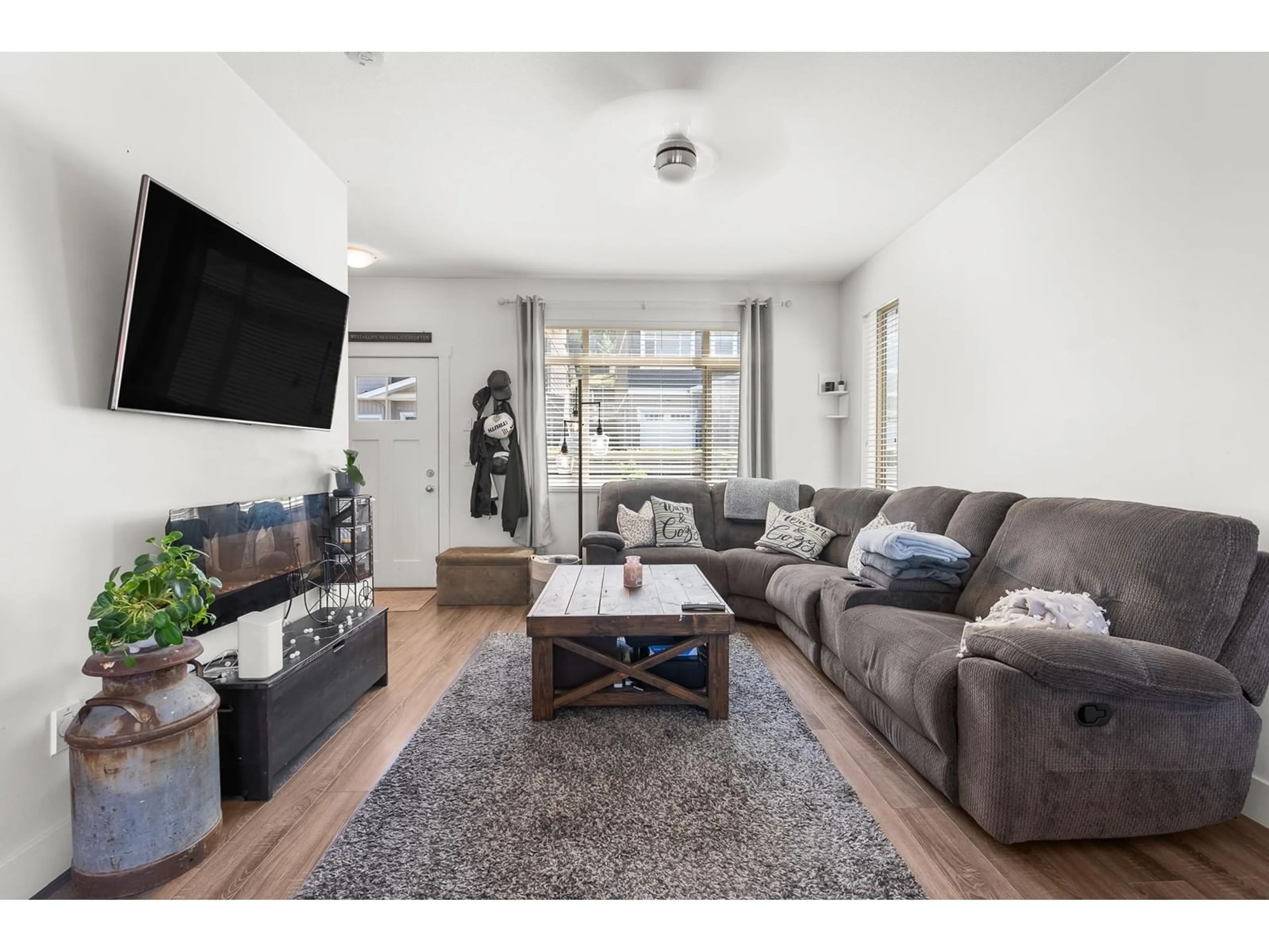 Living room with furniture, unknown for 29 - 34230 ELMWOOD, Abbotsford British Columbia V2S0J1