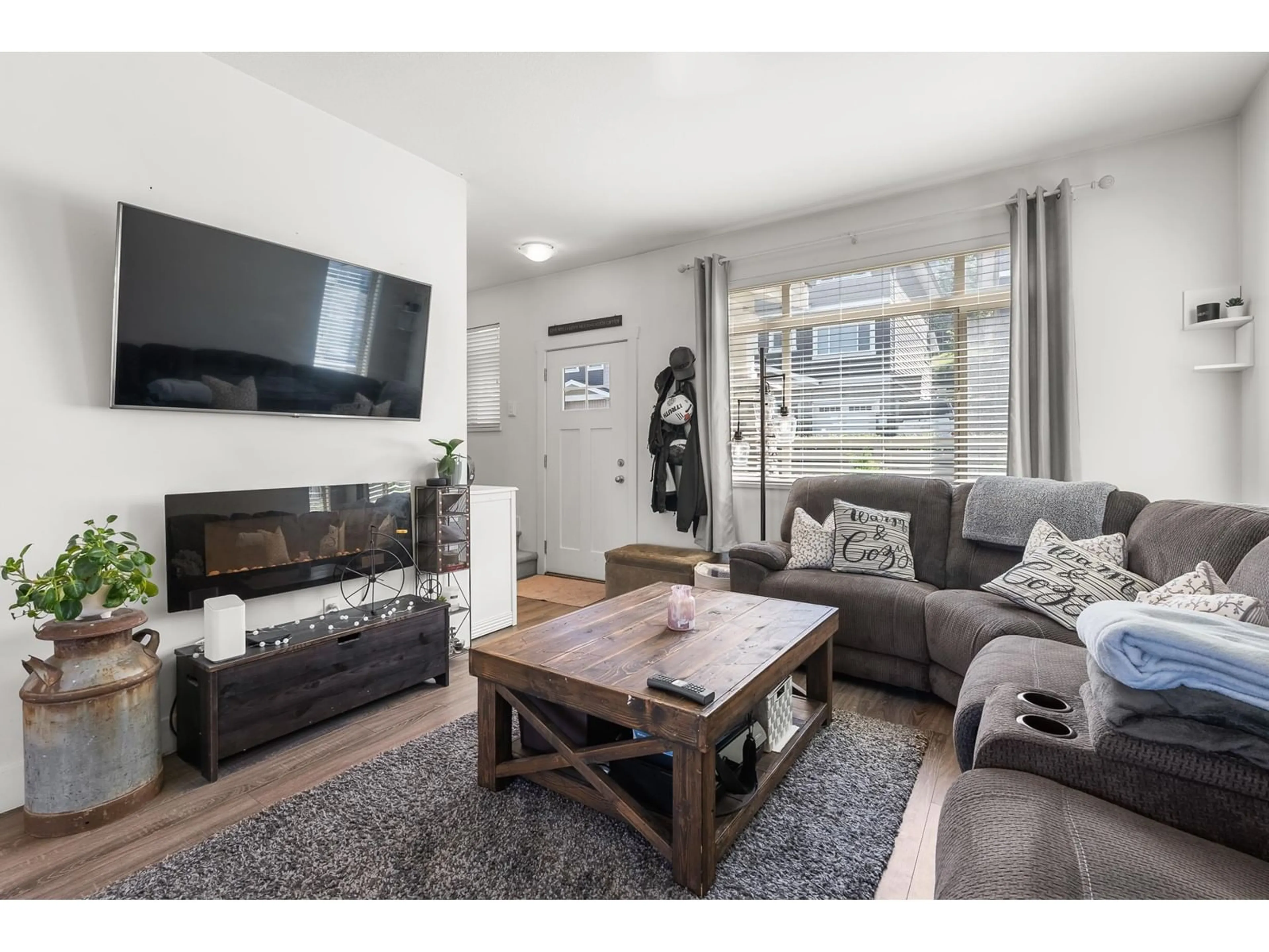Living room with furniture, wood/laminate floor for 29 - 34230 ELMWOOD, Abbotsford British Columbia V2S0J1