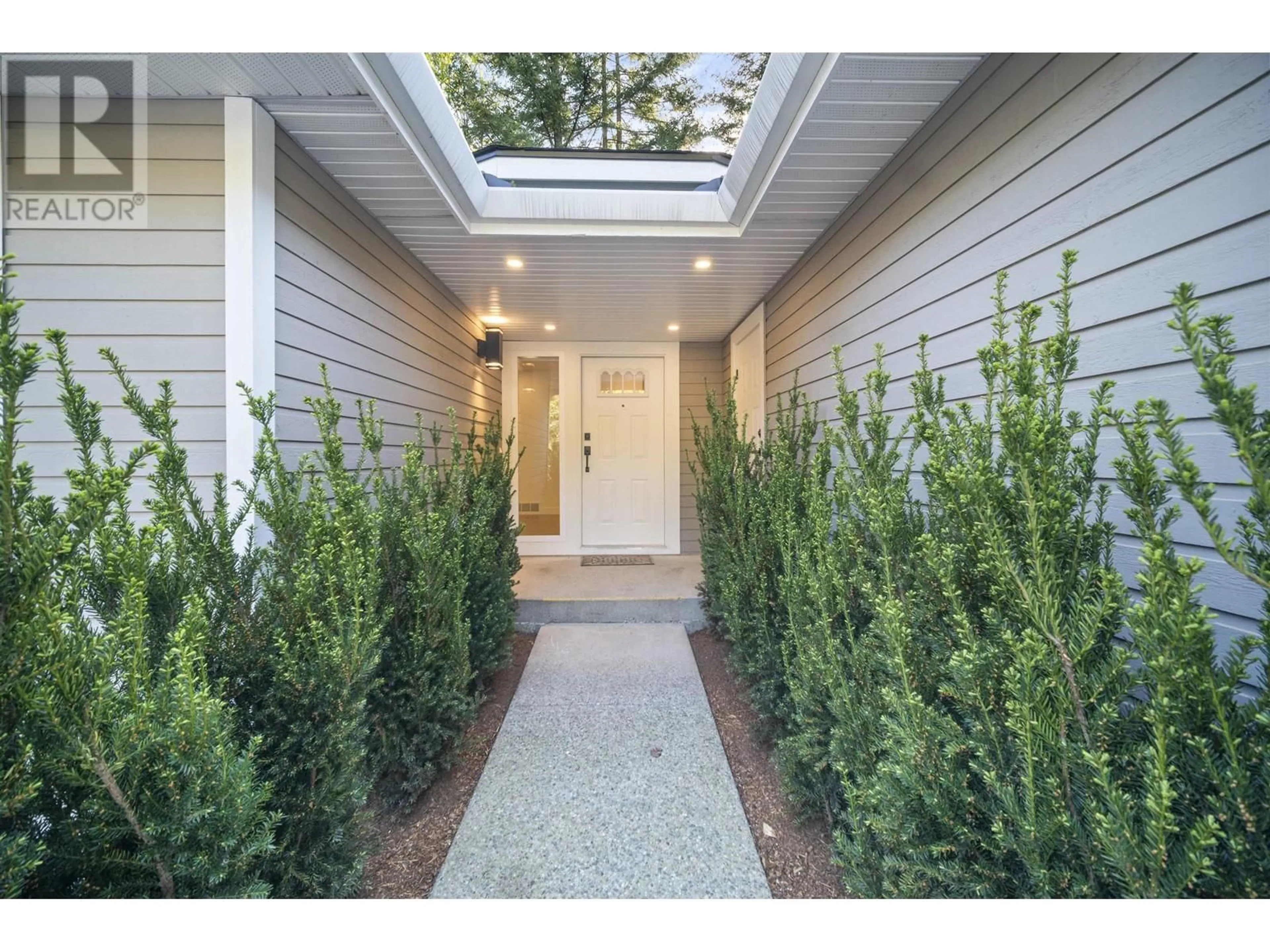Indoor entryway for 19 ARROW-WOOD PLACE, Port Moody British Columbia V3H4E9