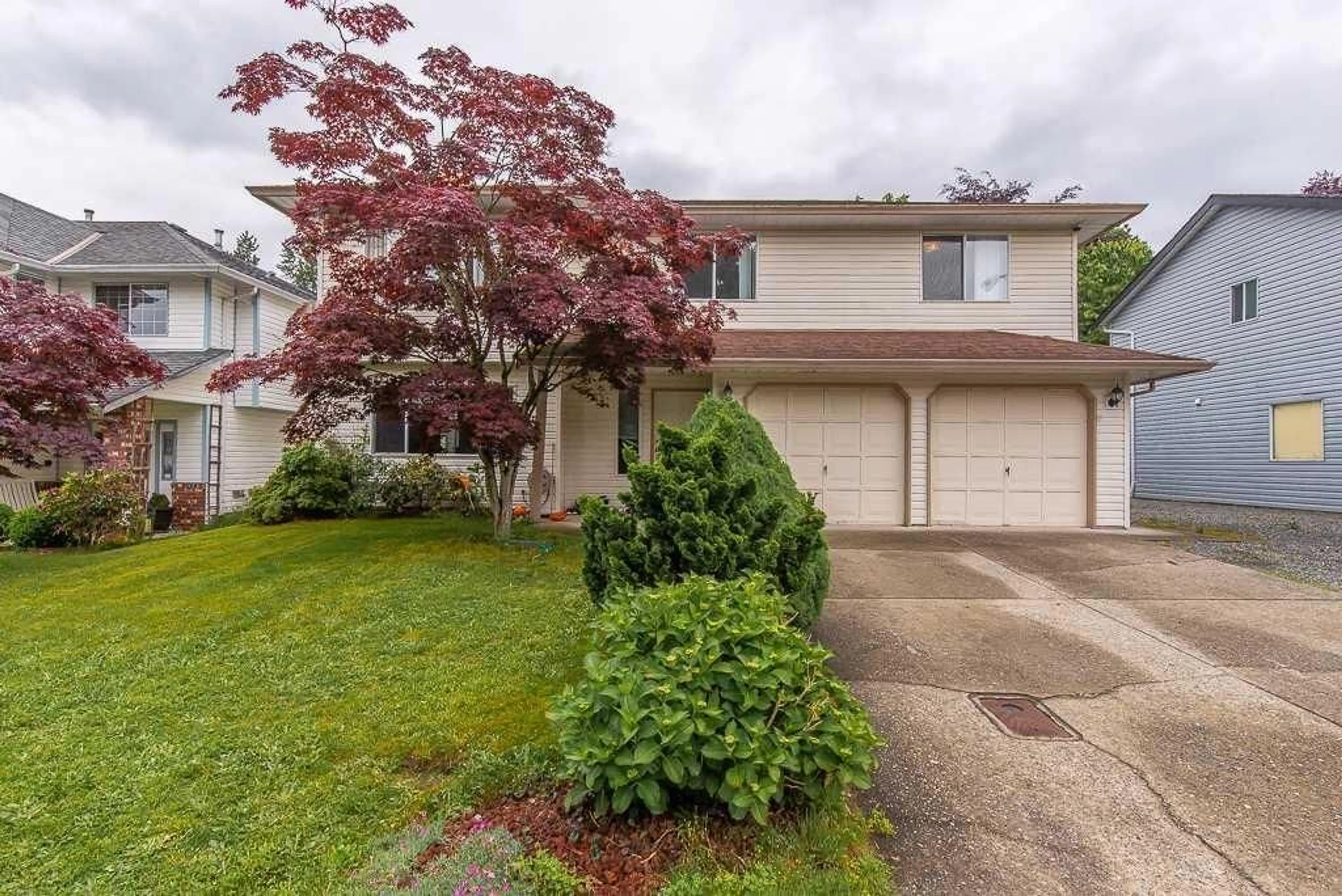 Home with vinyl exterior material, street for 2592 MITCHELL, Abbotsford British Columbia V2T5G5