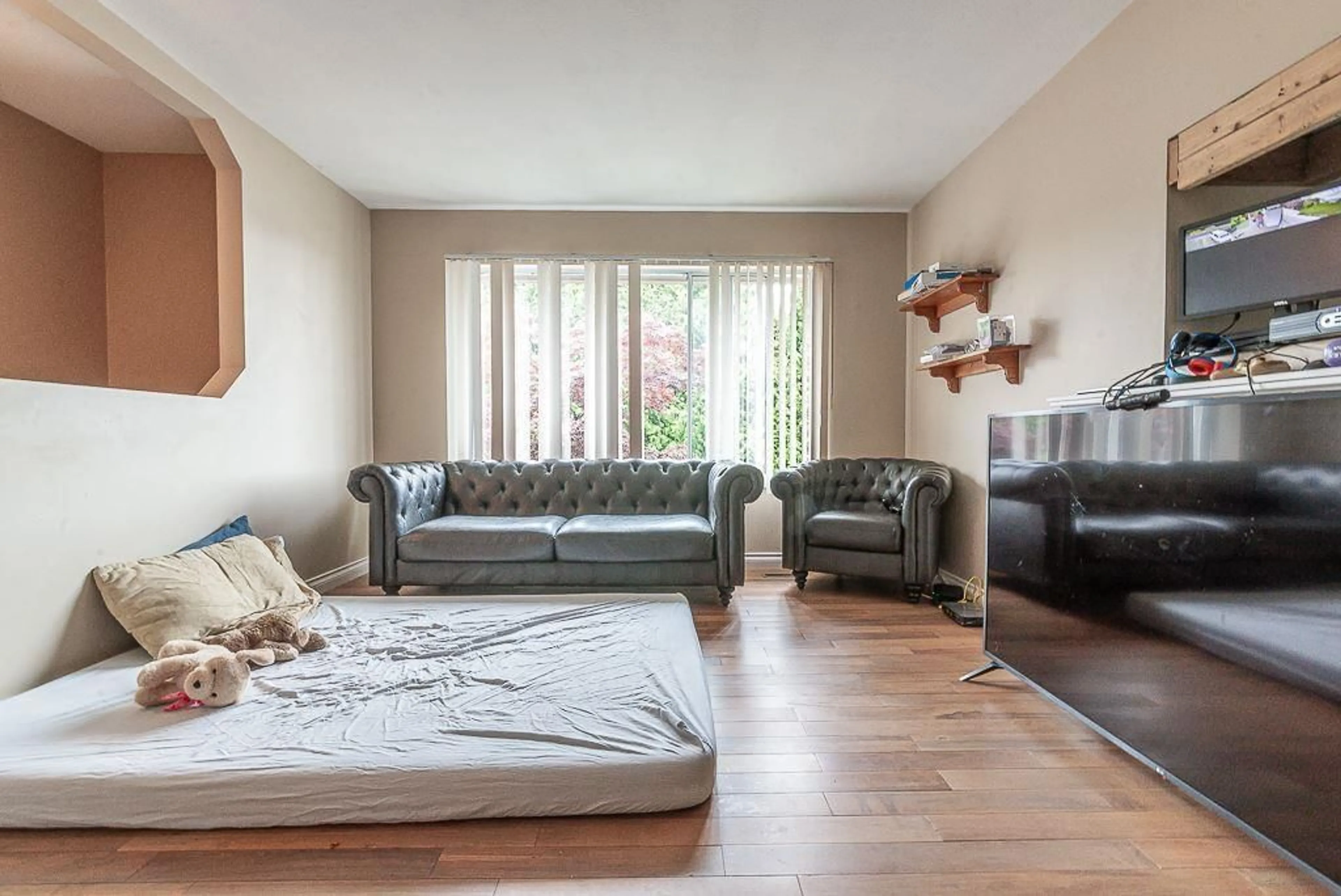 Living room with furniture, unknown for 2592 MITCHELL, Abbotsford British Columbia V2T5G5