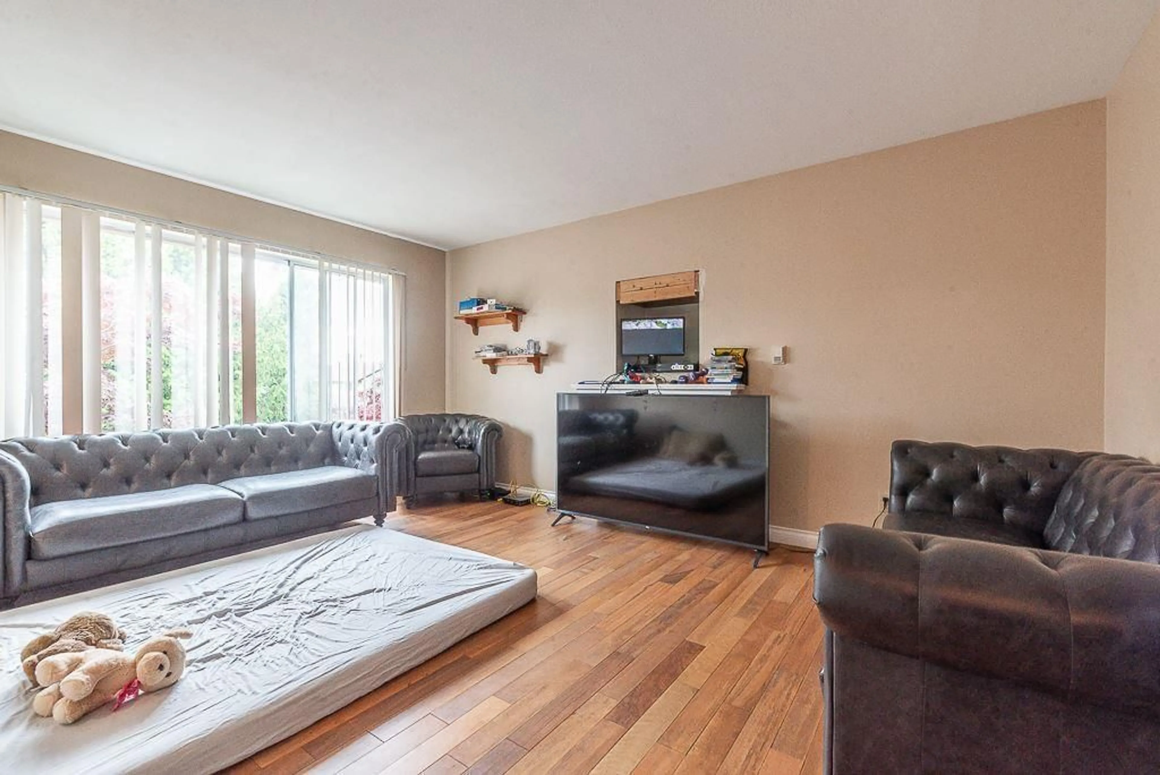 Living room with furniture, wood/laminate floor for 2592 MITCHELL, Abbotsford British Columbia V2T5G5