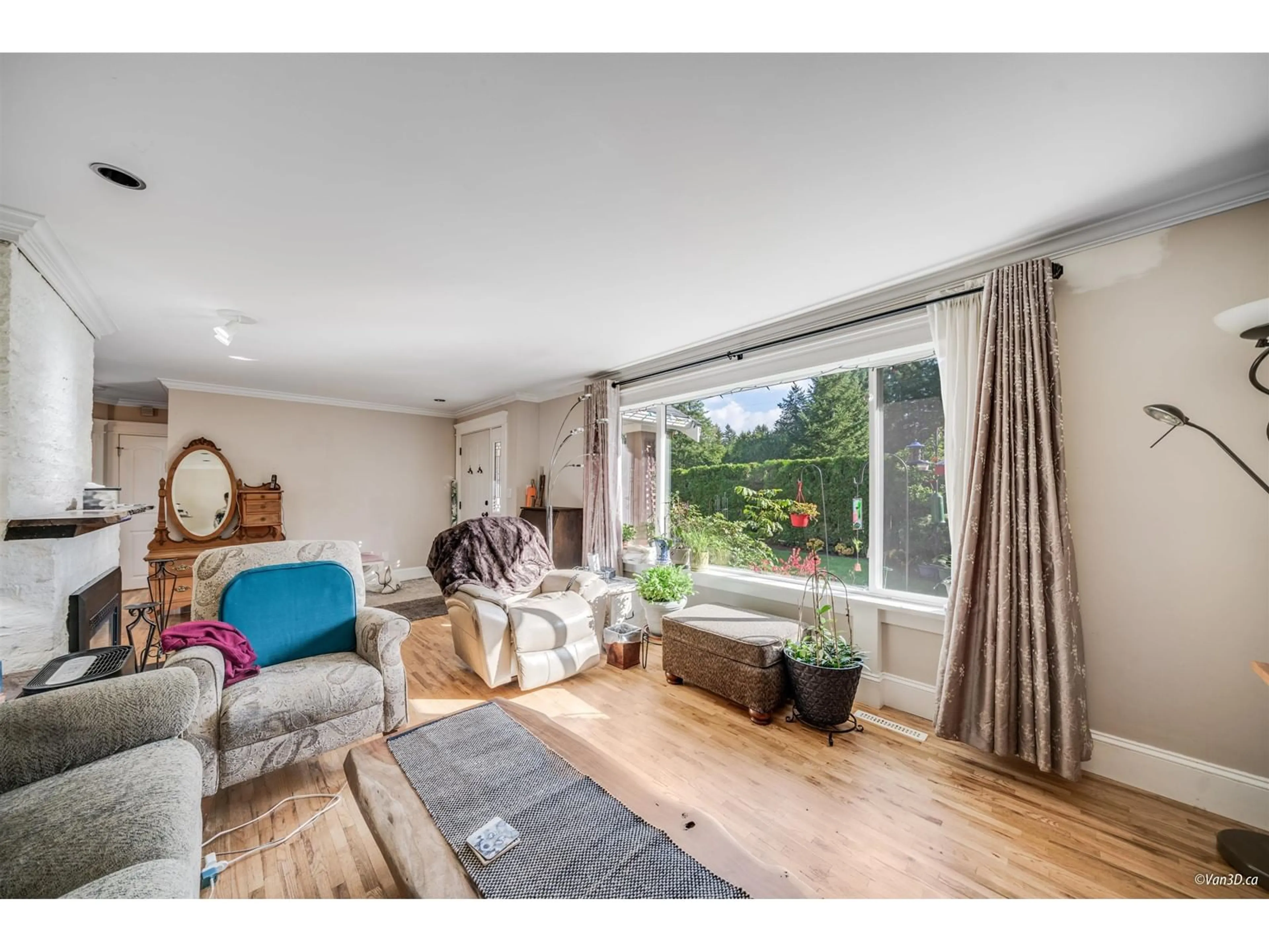 Living room with furniture, wood/laminate floor for 3353 200, Langley British Columbia V3A4W5