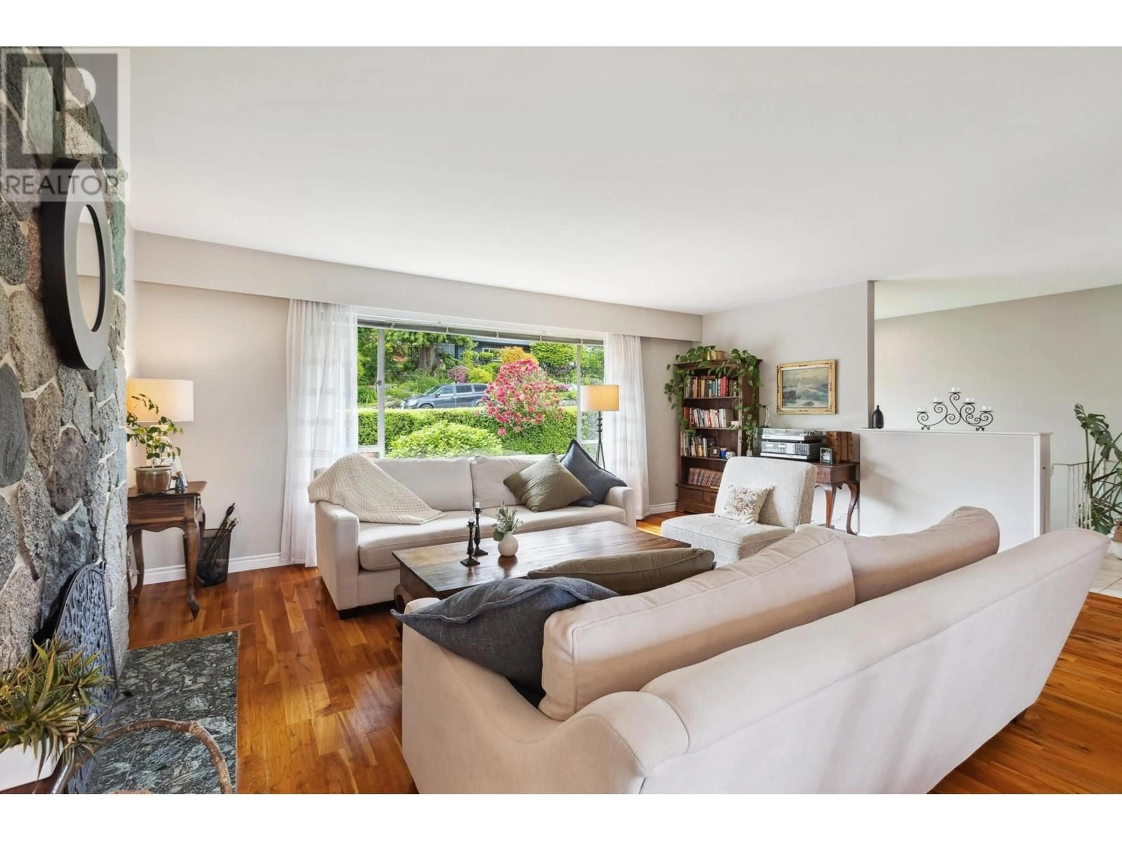 Living room with furniture, wood/laminate floor for 1170 BEAUFORT ROAD, North Vancouver British Columbia V7G1R7
