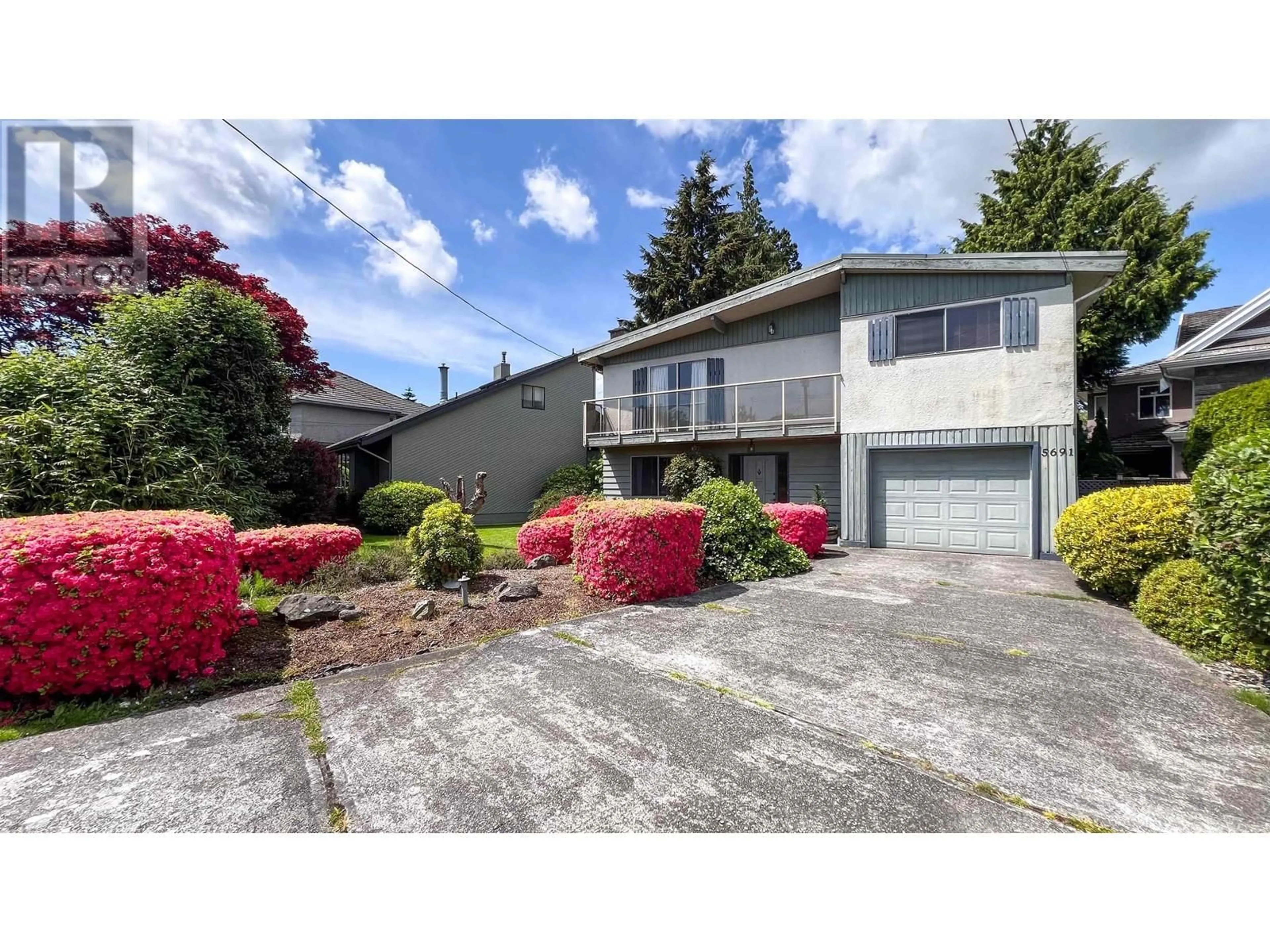Home with vinyl exterior material, street for 5691 FORSYTH CRESCENT, Richmond British Columbia V7C2C2